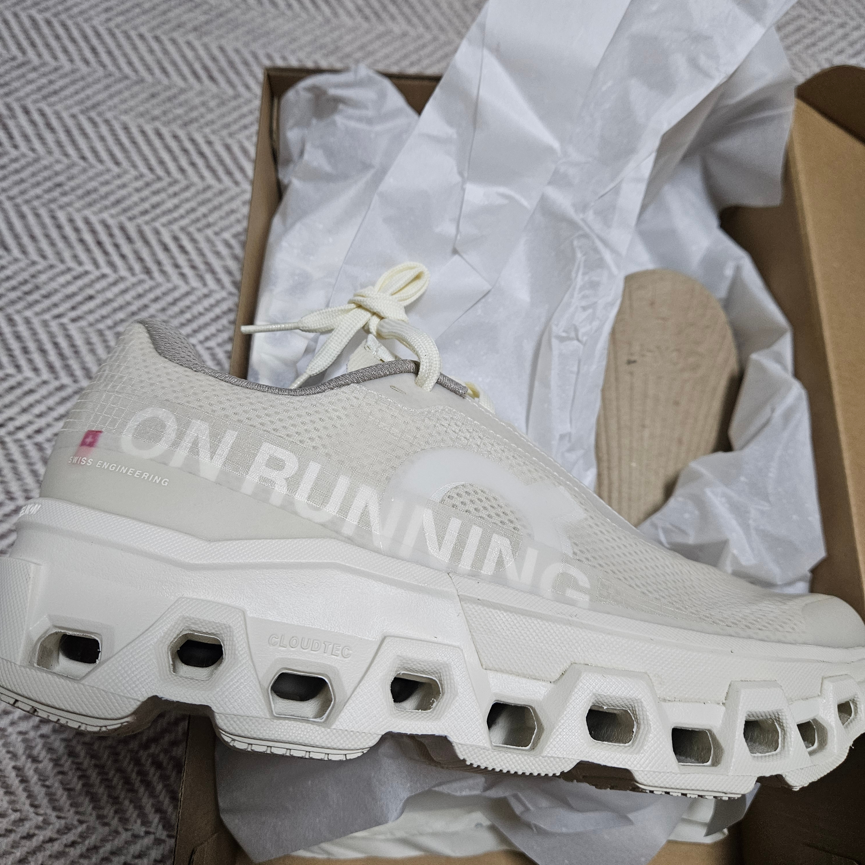 On Running x Invincible Cloudmonster 2 Ivory White 착용 스타일 - 1
