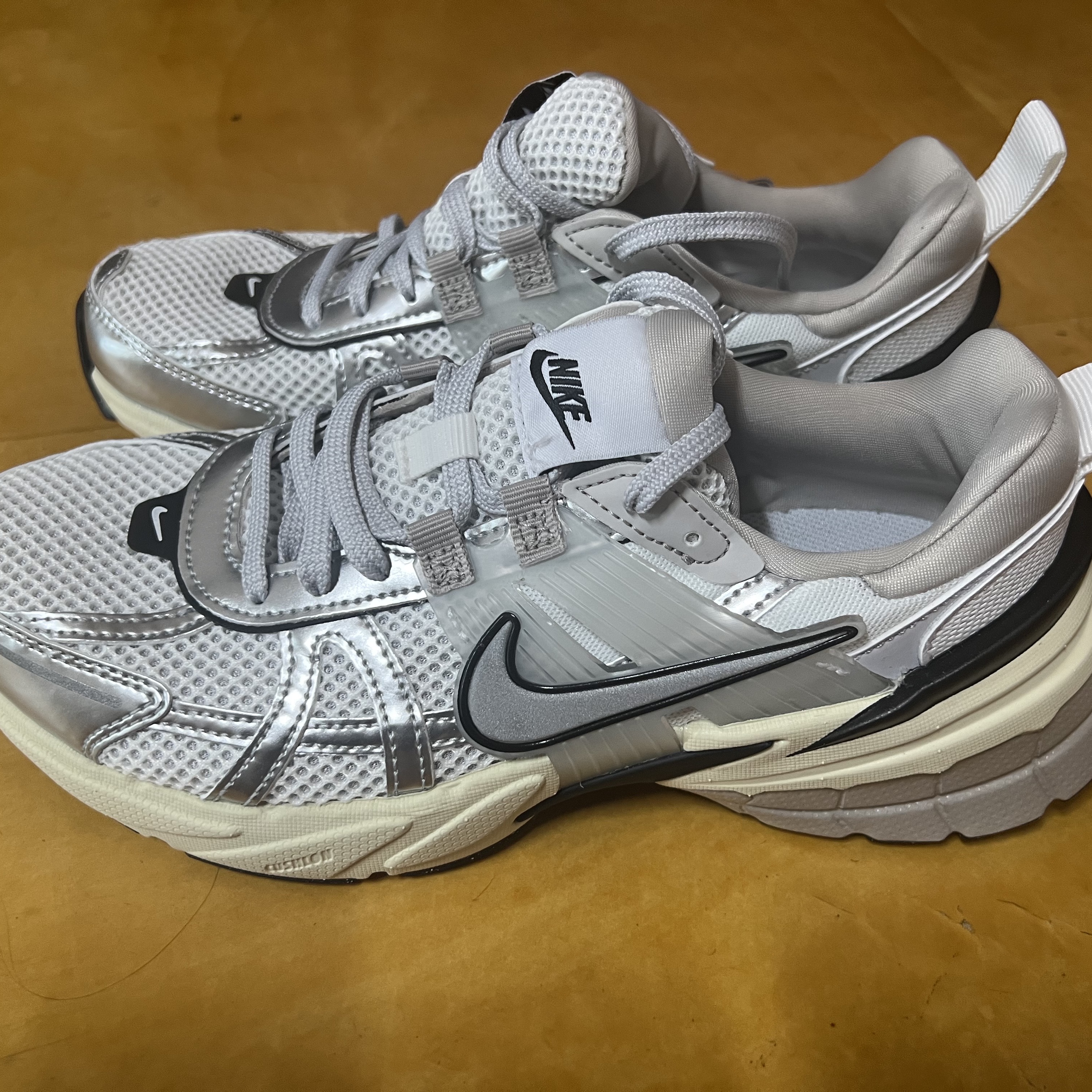 Nike V2K Run Summit White Metallic Silver 착용 스타일 - 2