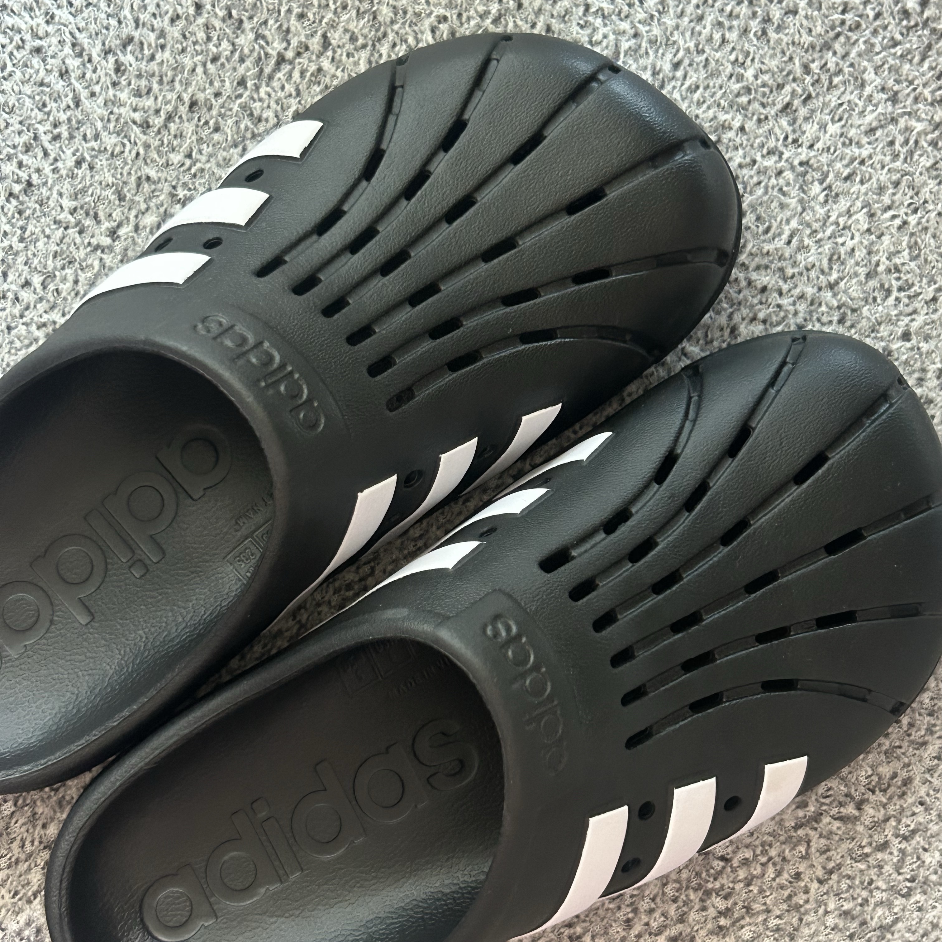 Adidas Adilette Clog Black White 착용 스타일