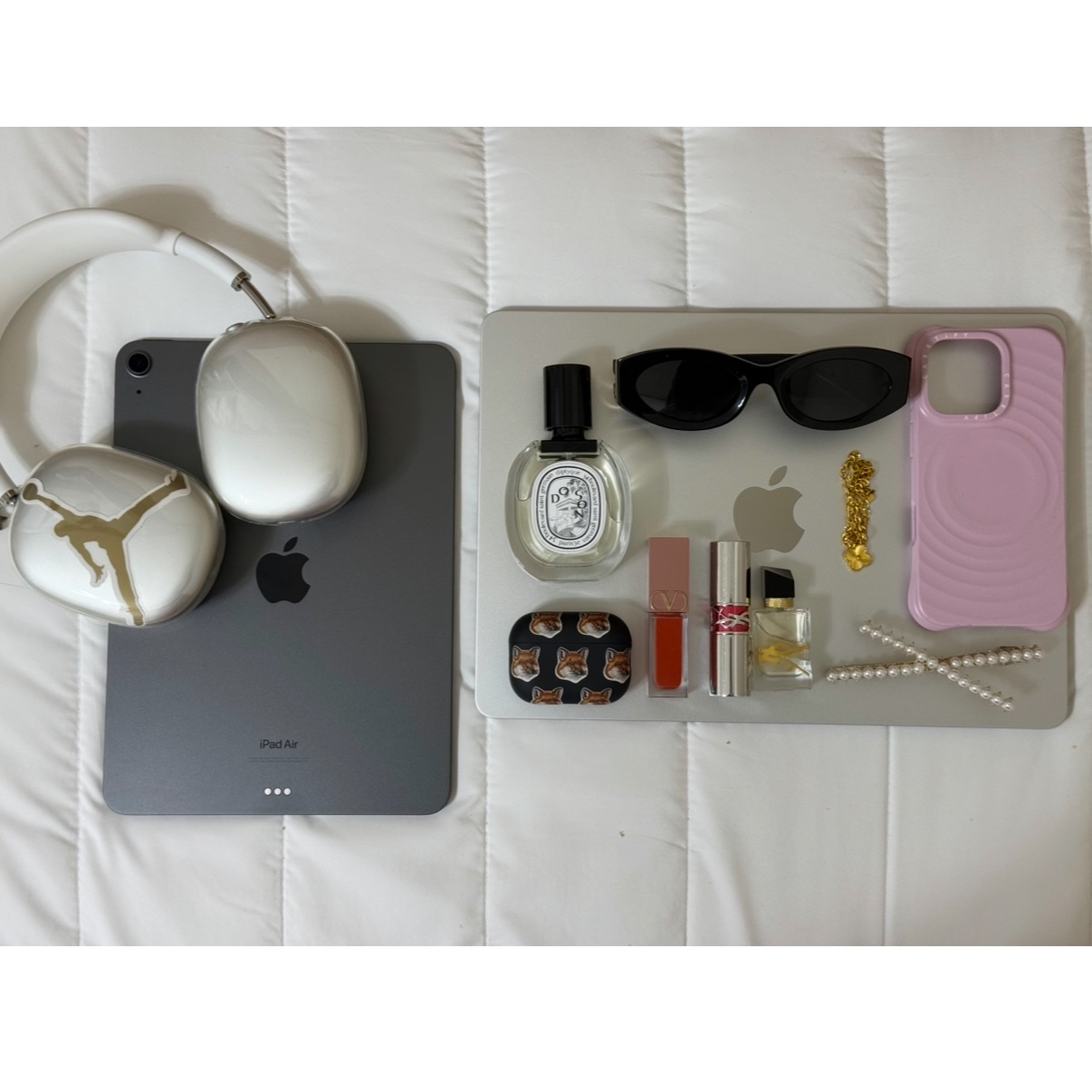 Apple AirPods Max Lightning Silver (Korean Ver.), Apple iPad Air 5th Gen Wifi 256GB Space Gray (Korean Ver.) 착용 스타일