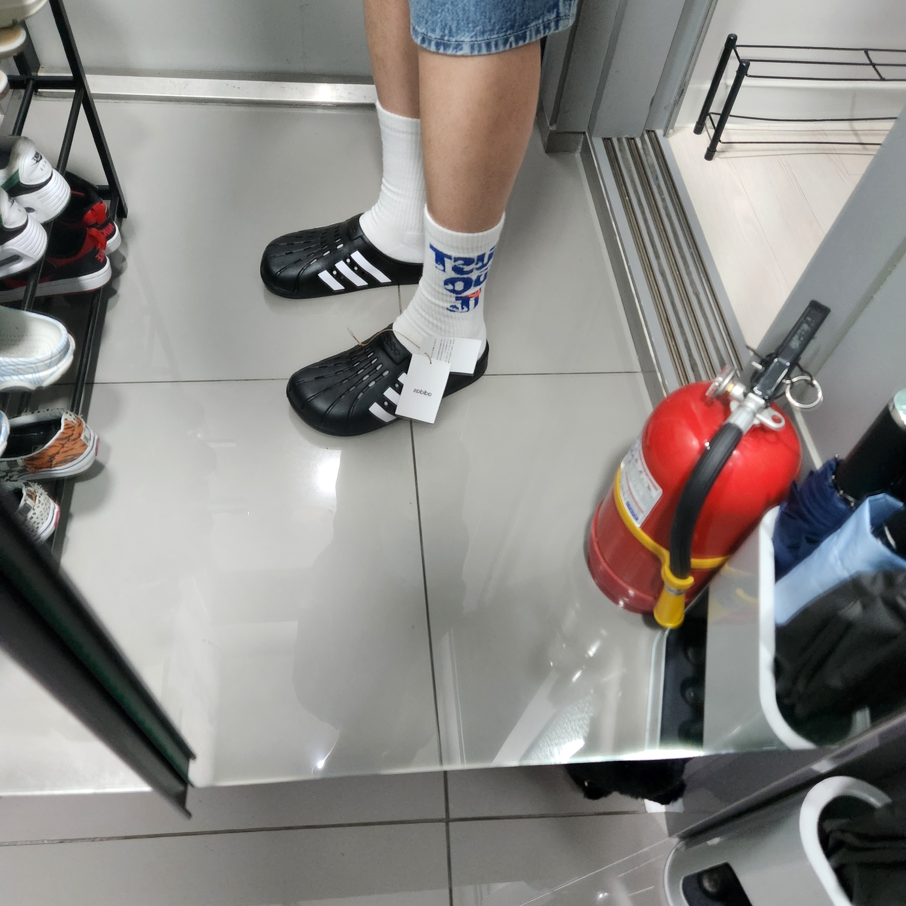Adidas Adilette Clog Black White, Stussy Basic Stussy T-Shirt Black 2024, 2025 착용 스타일 - 2