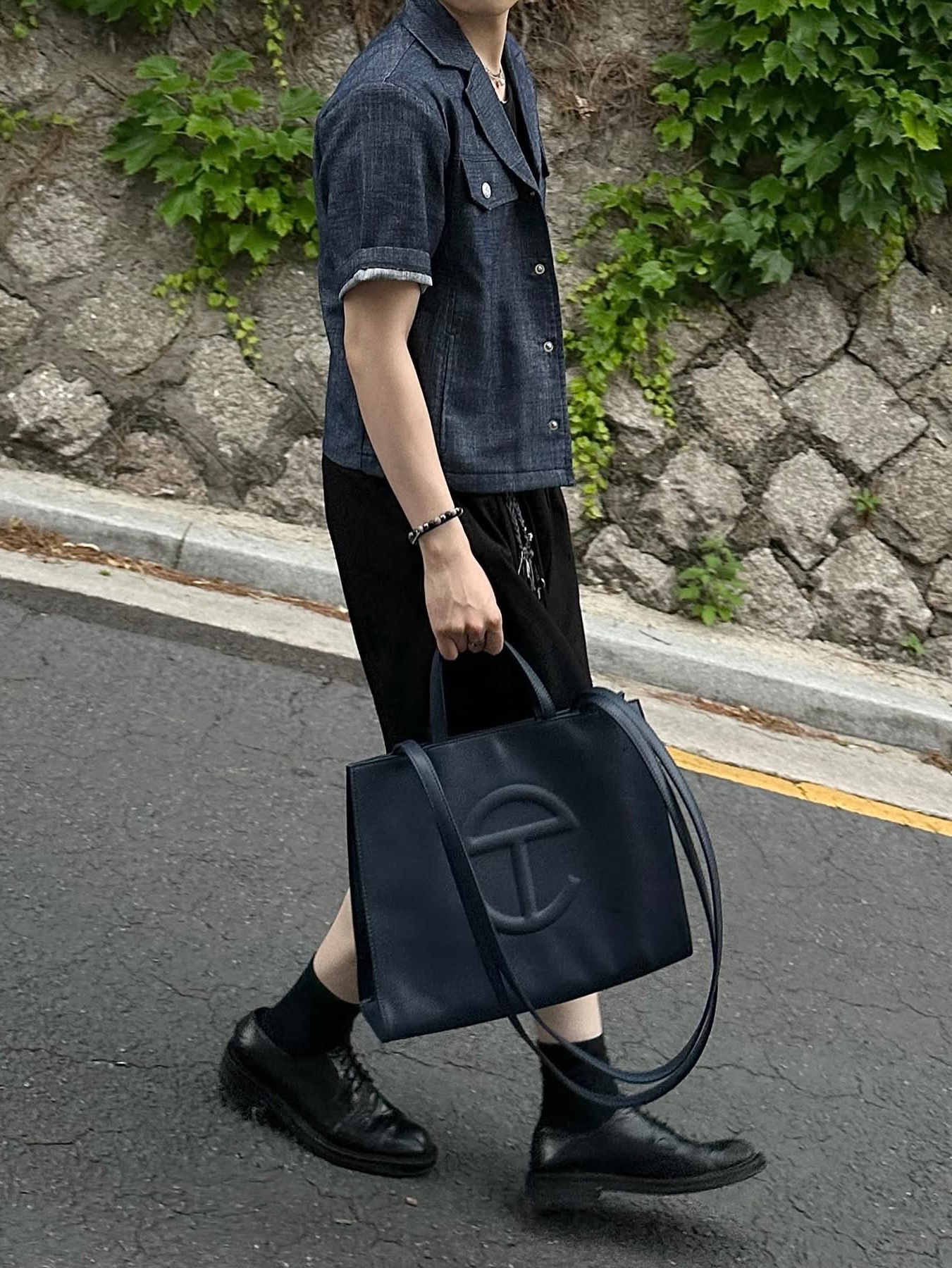 Telfar Medium Shopping Bag Navy, Tiffany & Co. Return To Tiffany Heart Tag Toggle Bracelet Silver 착용 스타일 - 6