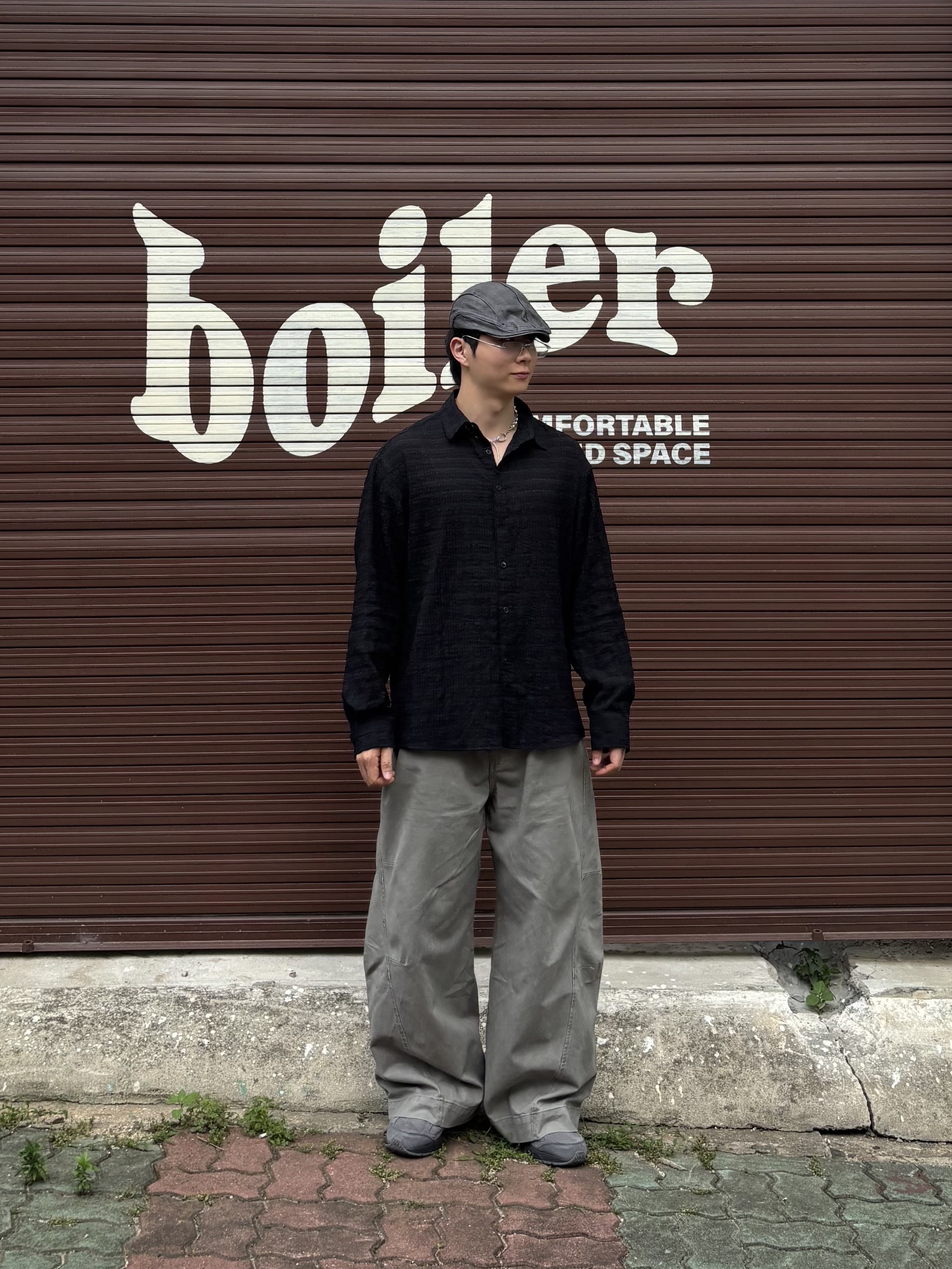New Balance 2002R Dark Grey, Aeae Leather Hunting Cap Charcoal 착용 스타일 - 1