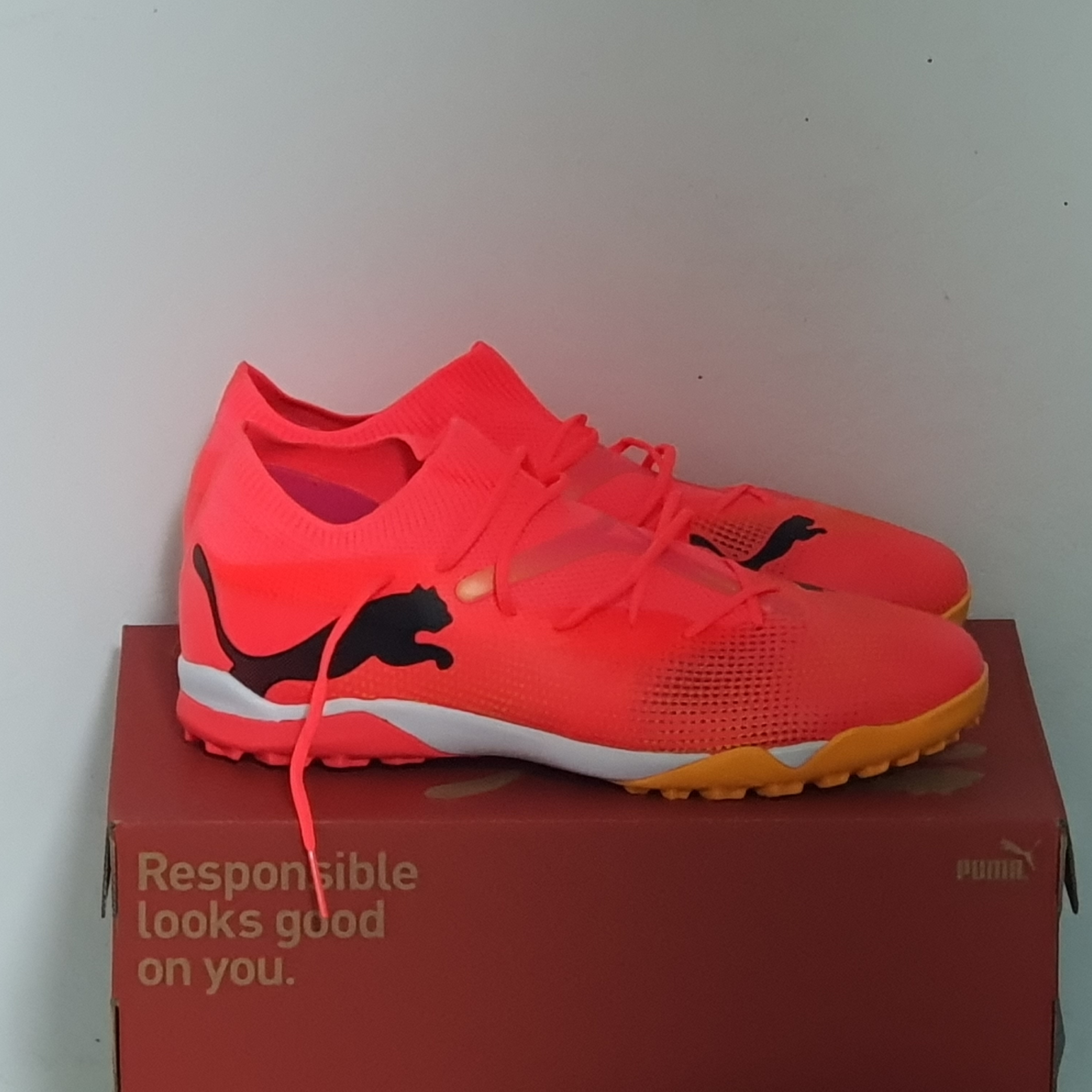 Puma Future 7 Match TT Sunset Glow Black Sun Stream 착용 스타일