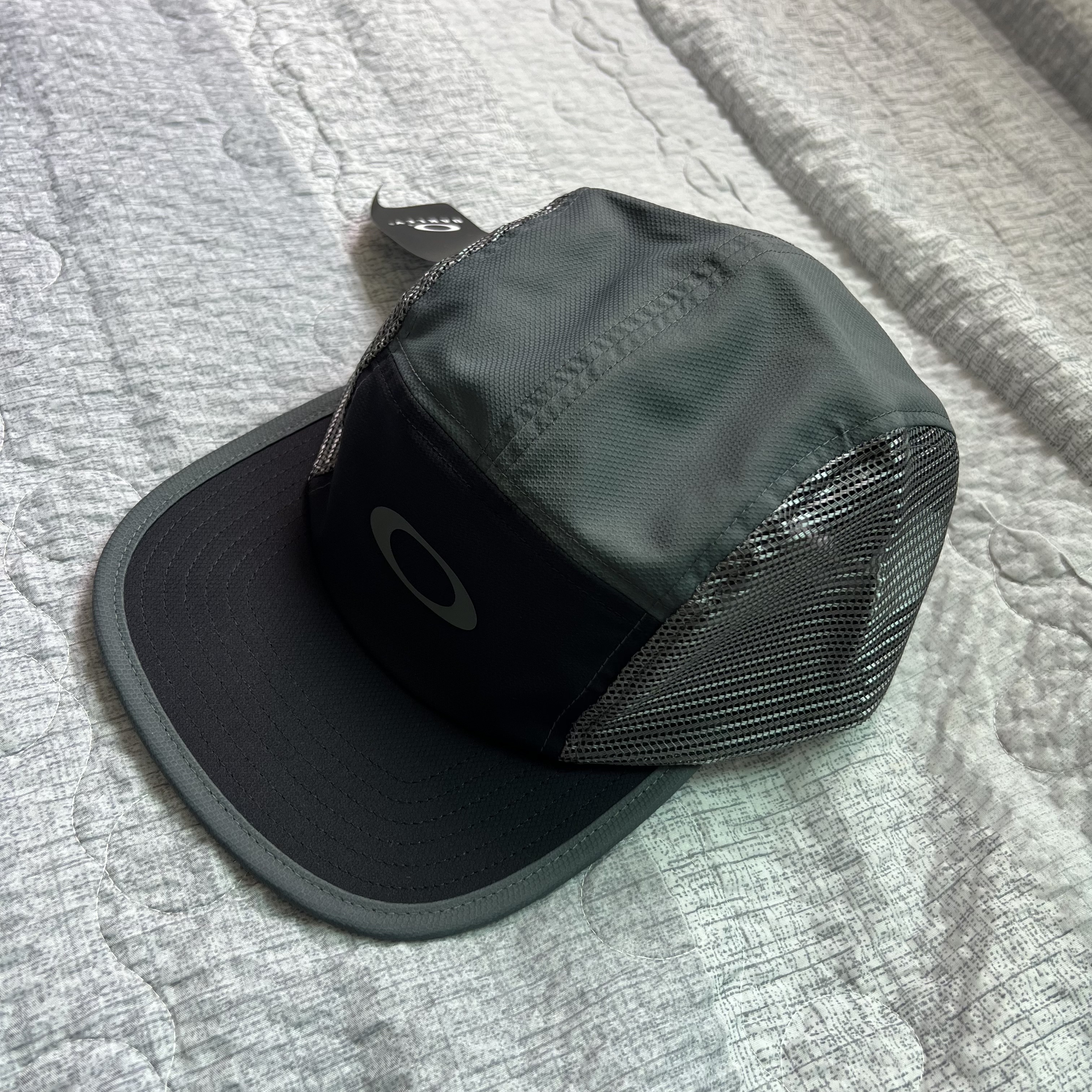 Oakley Latitude Arc Cap Blackout 착용 스타일