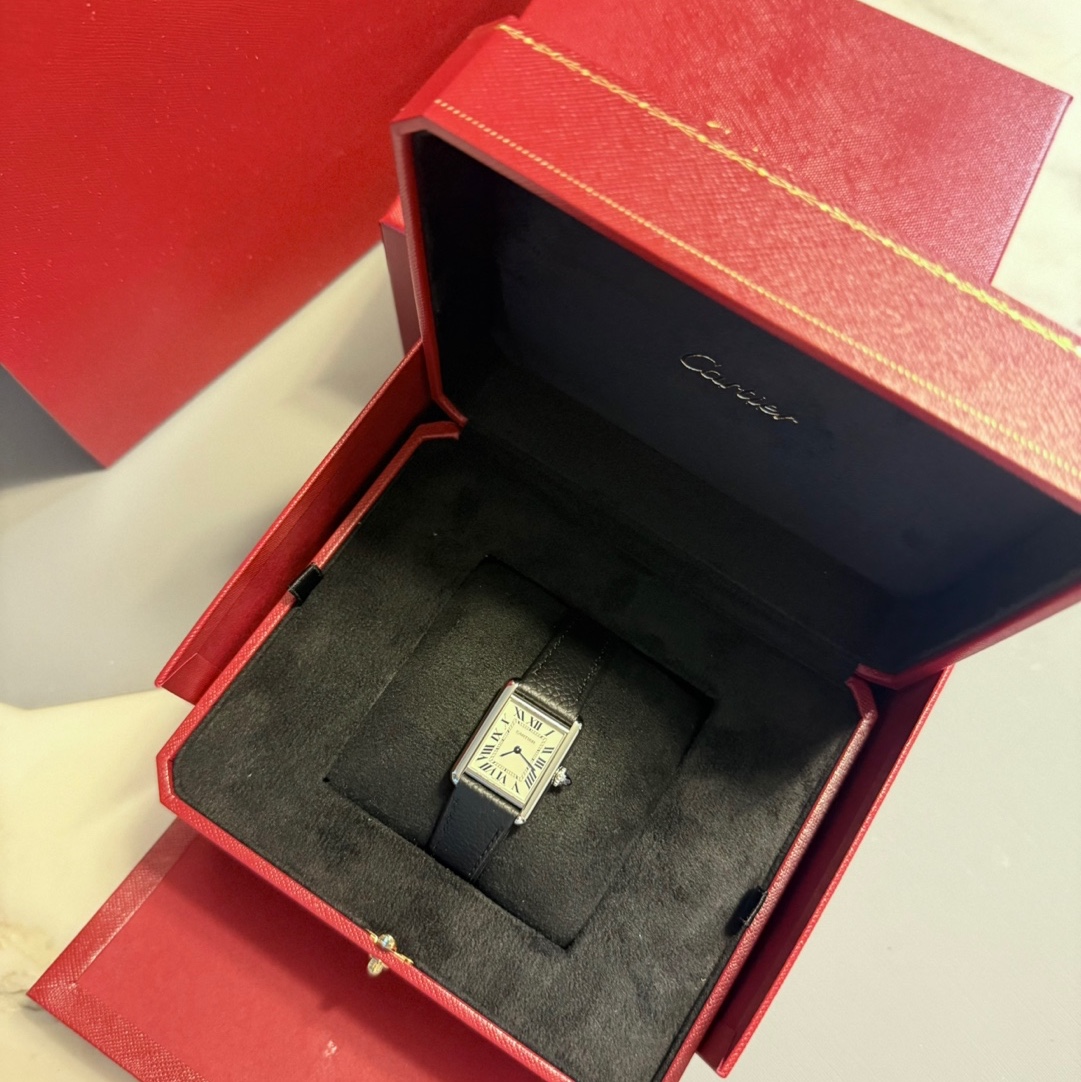 Cartier Tank Must Watch Small Quartz Steel Calfskin Black 착용 스타일