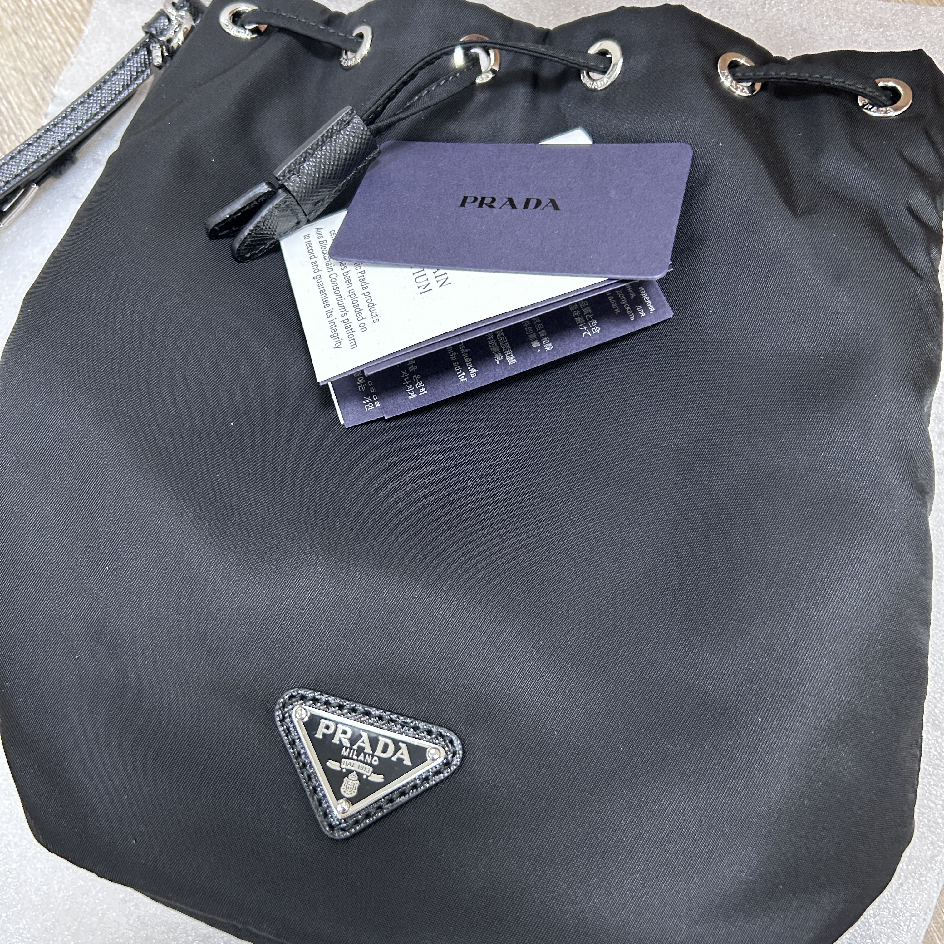Prada Re-Nylon Drawstring Pouch Black 착용 스타일