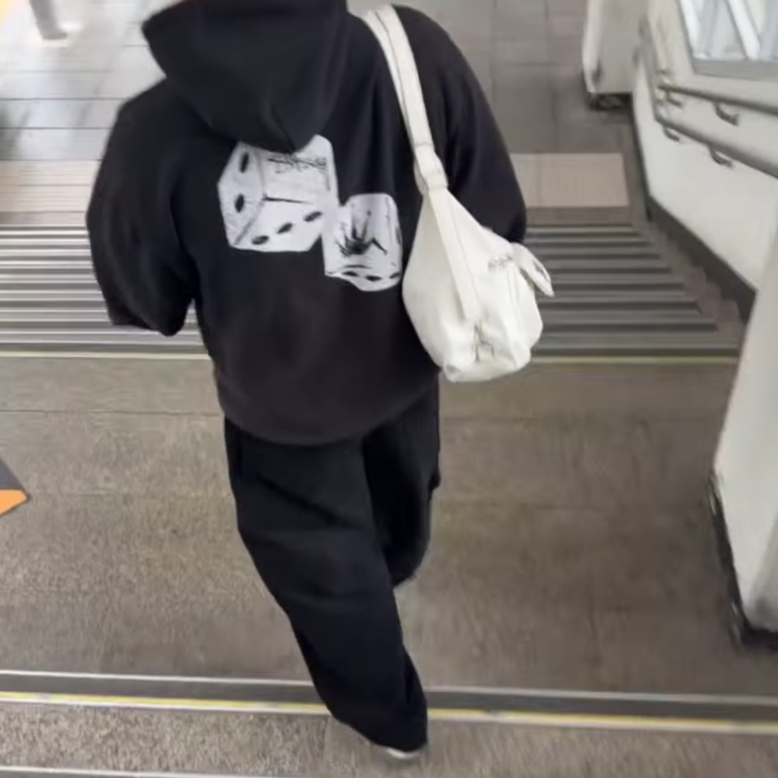 Stussy Shakers Hoodie Black, Nike Court Vision Low Sail Light Orewood Brown 착용 스타일