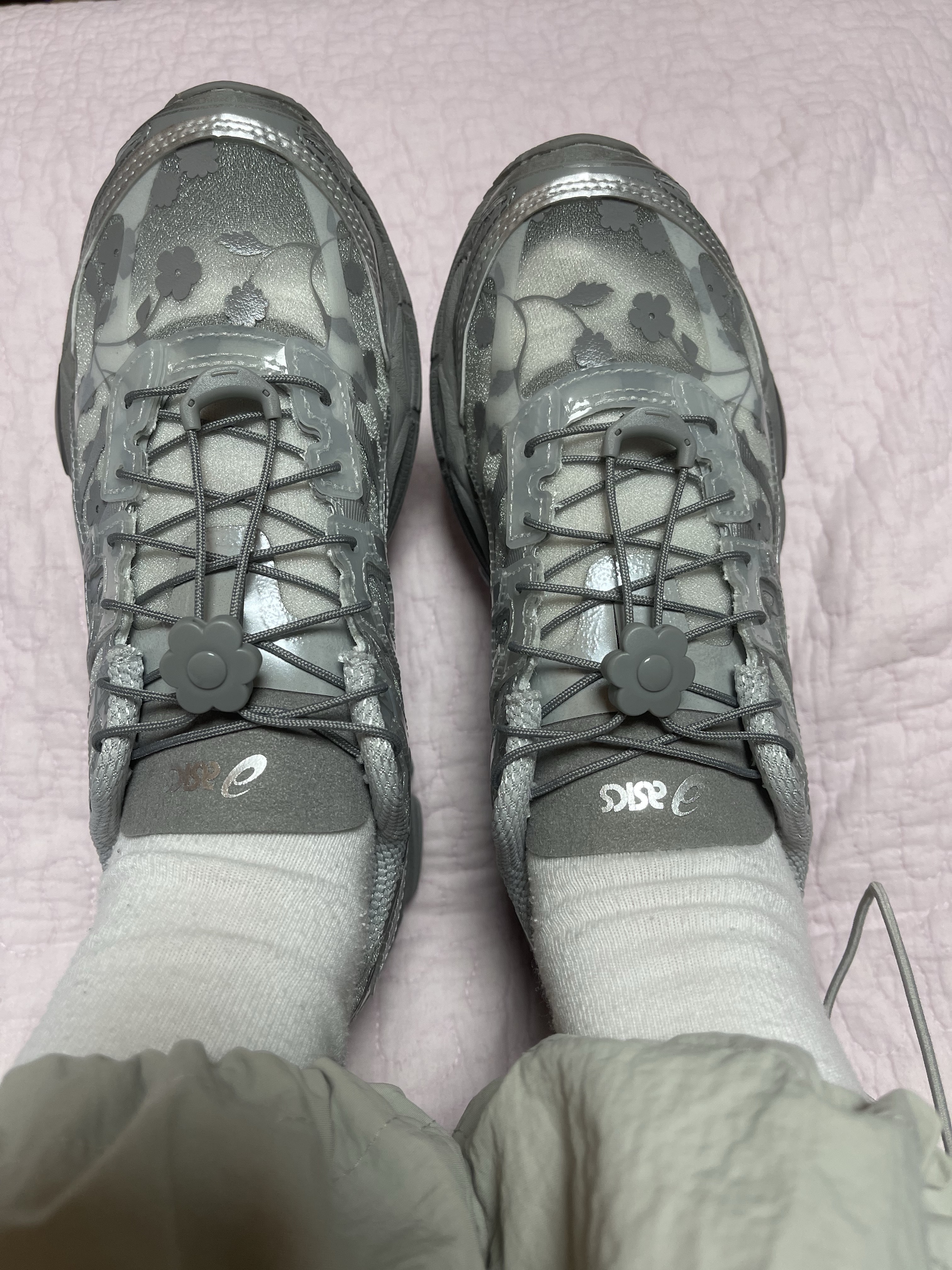 Asics x Cecilie Bahnsen Gel-Cumulus 16 Gray 착용 스타일 - 2