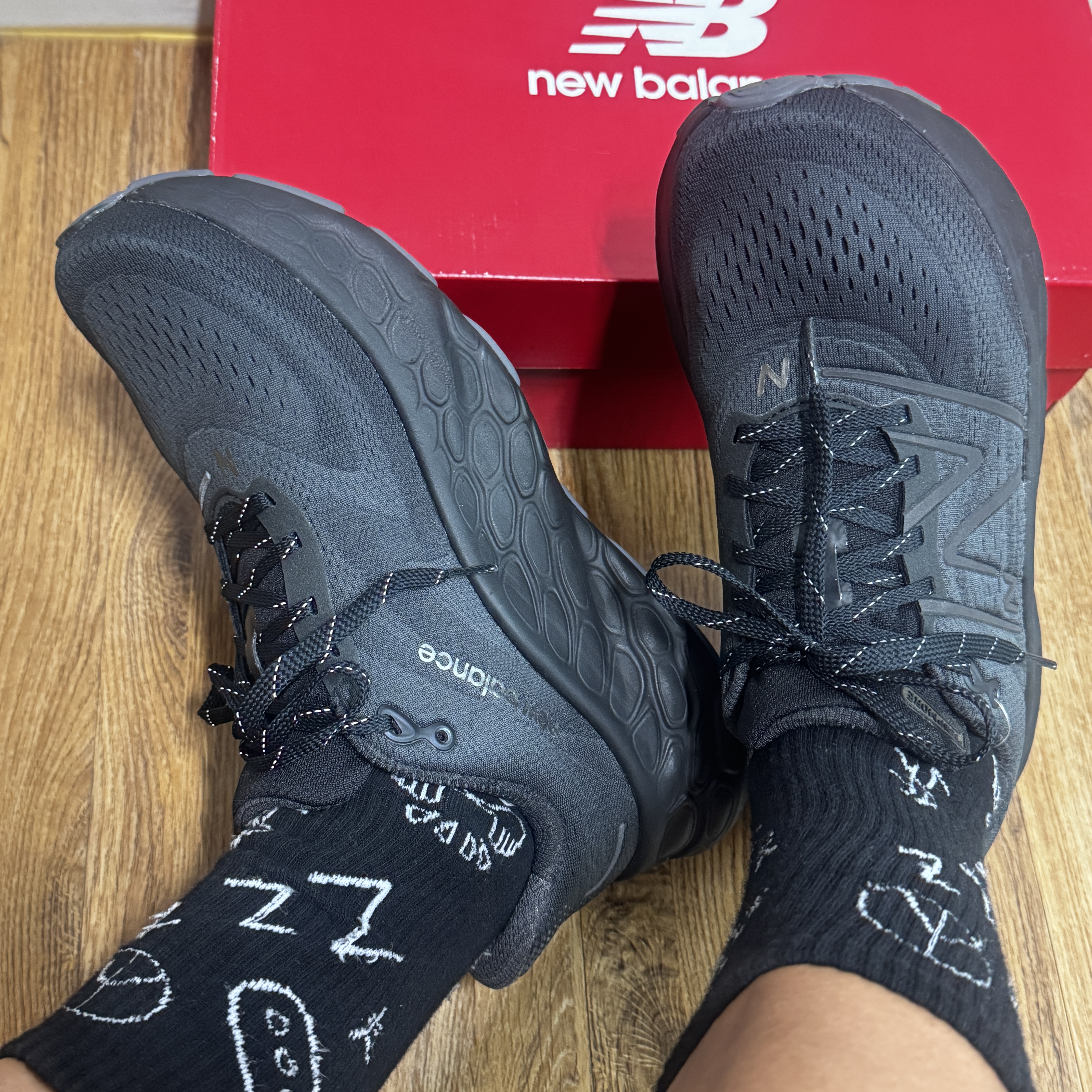New Balance Fresh Foam X More v4 Triple Black - 2E Wide 착용 스타일 - 1