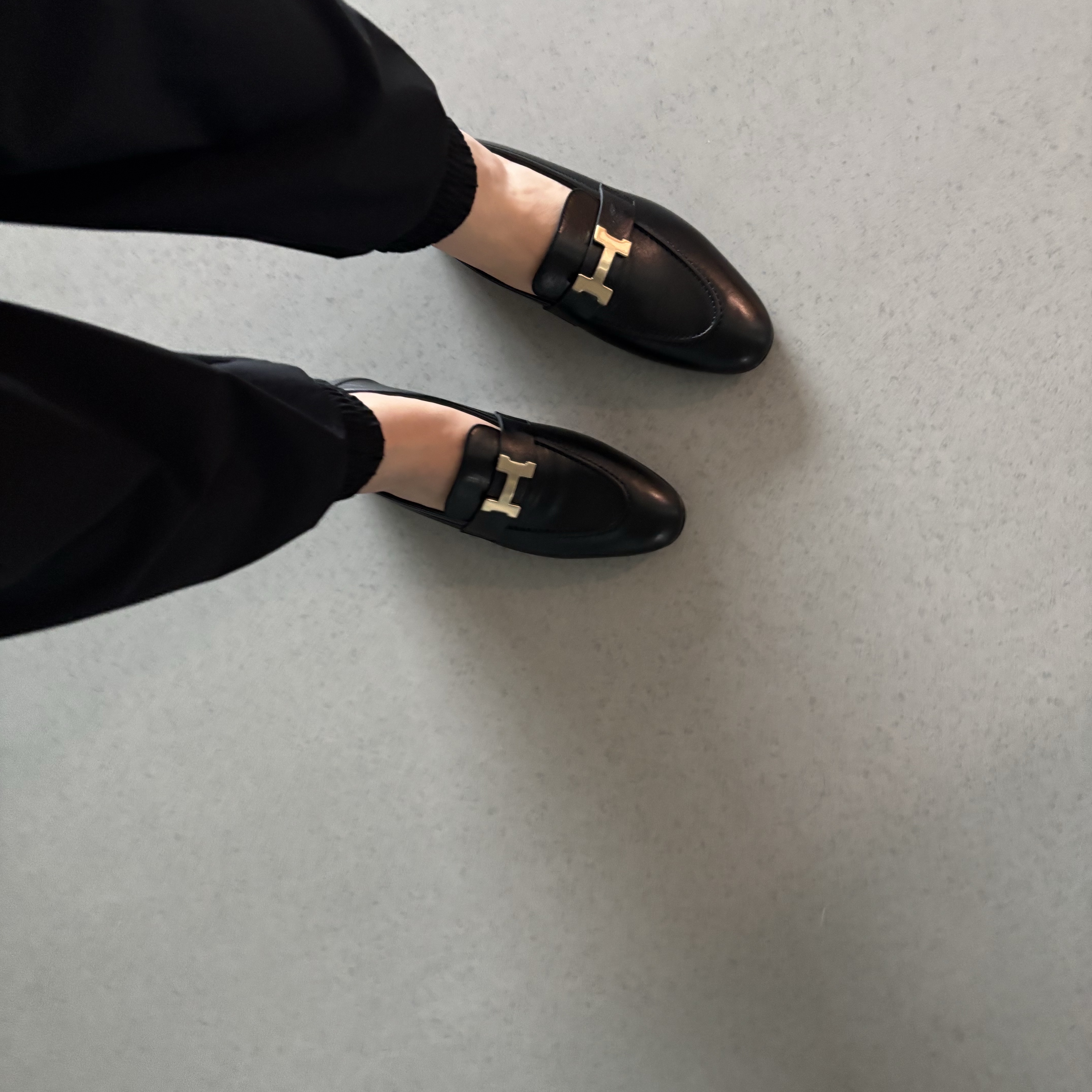 (W) Hermes Paris Loafers Goatskin & Permabrass Noir 착용 스타일 - 2