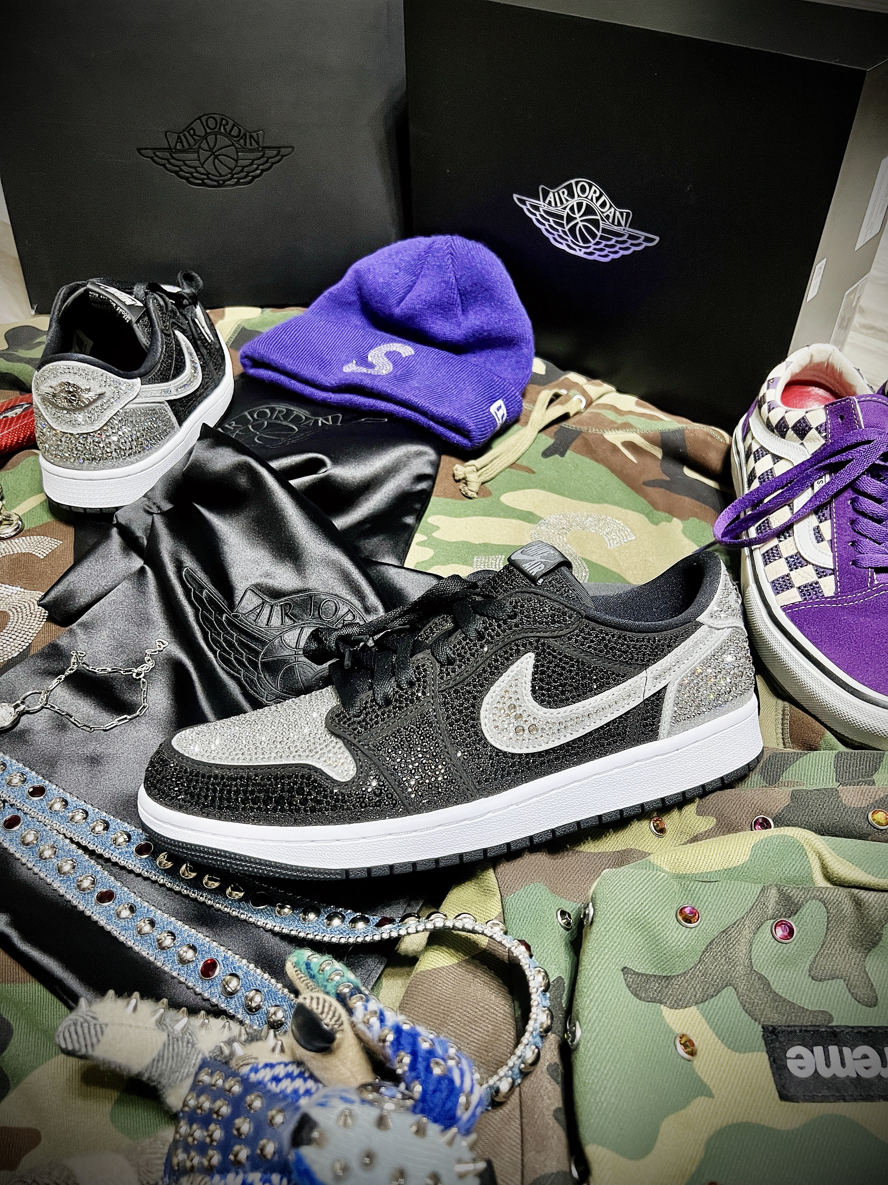 (W) Jordan 1 x Swarovski Low OG Crystal, Supreme New Era Swarovski S Logo Beanie Purple - 21SS 착용 스타일 - 2