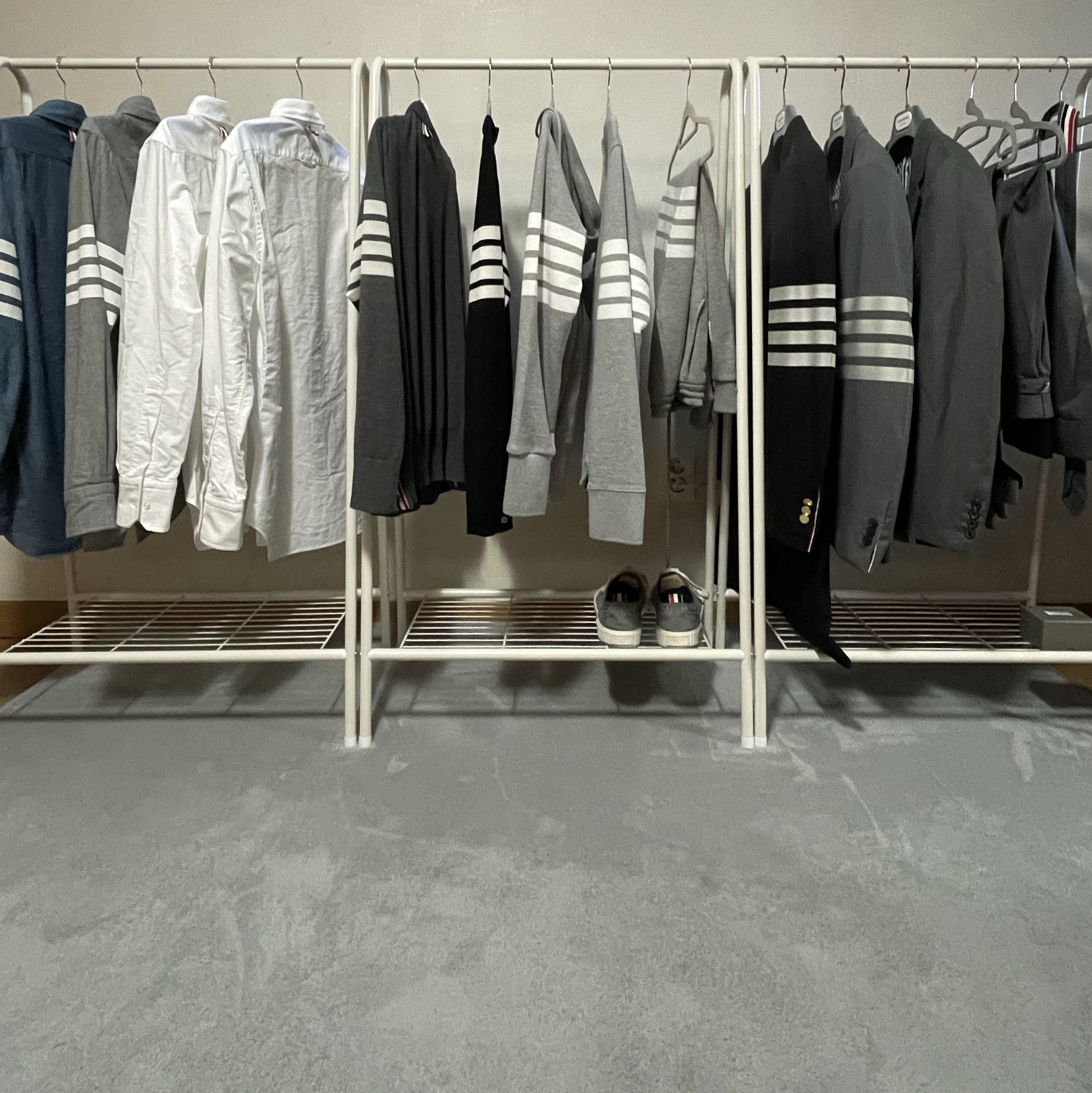 Thom Browne Chambray Printed 4-Bar Nametag Straight Fit Shirt Blue, Thom Browne Chambray Printed 4-Bar Nametag Straight Fit Shirt Medium Grey 착용 스타일