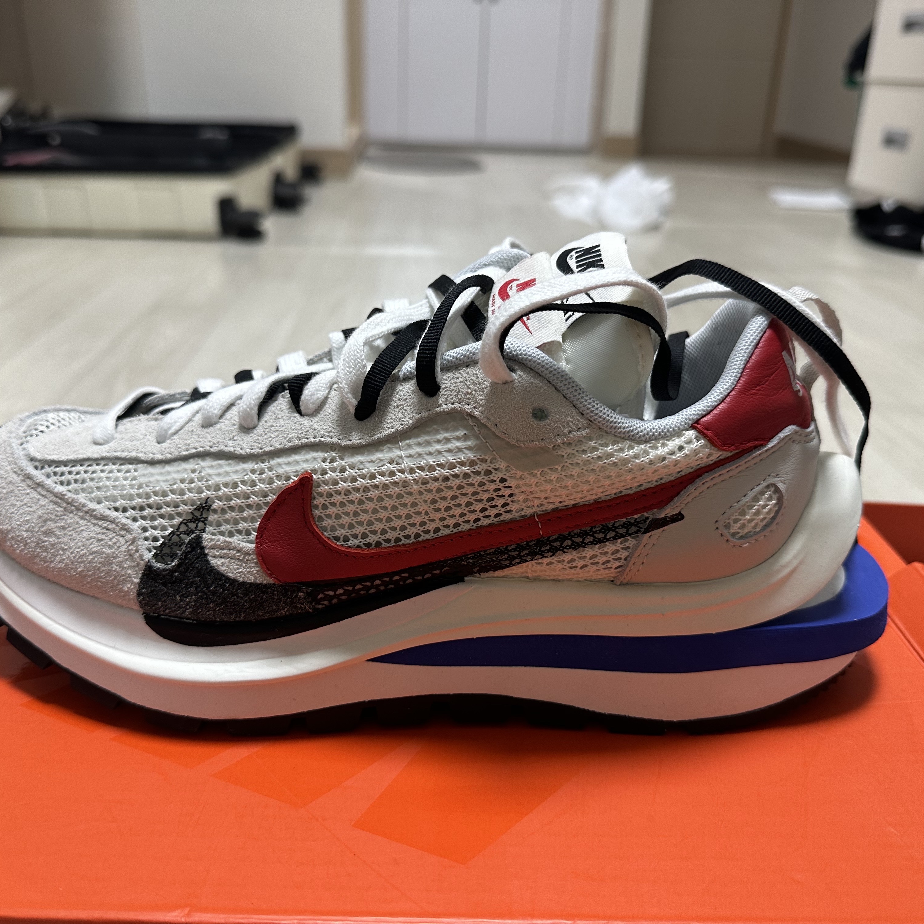 Nike x Sacai VaporWaffle Royal Fuchsia 착용 스타일 - 3