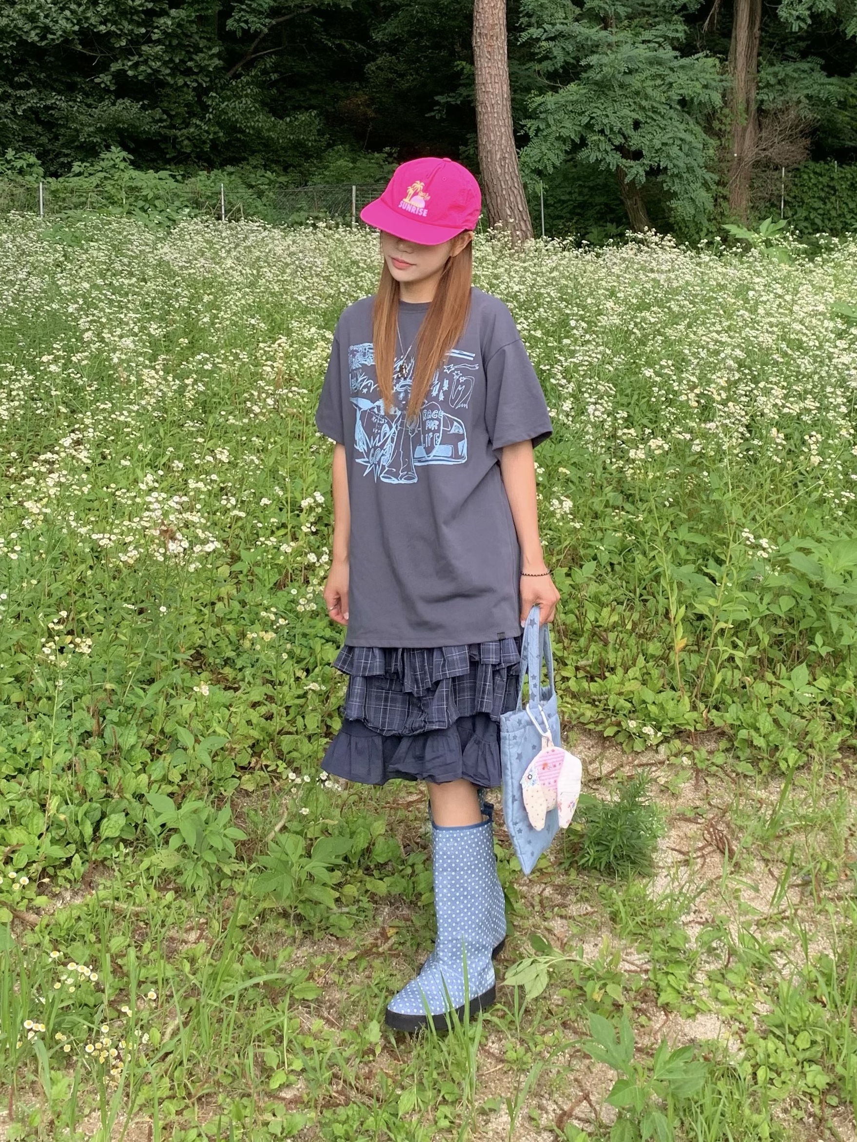 [KREAM 단독] Safarispot Basic Safari Dots Rain Boot Indigo, COYSEIO Milky Star Tote Bag Sky Blue 착용 스타일 - 2