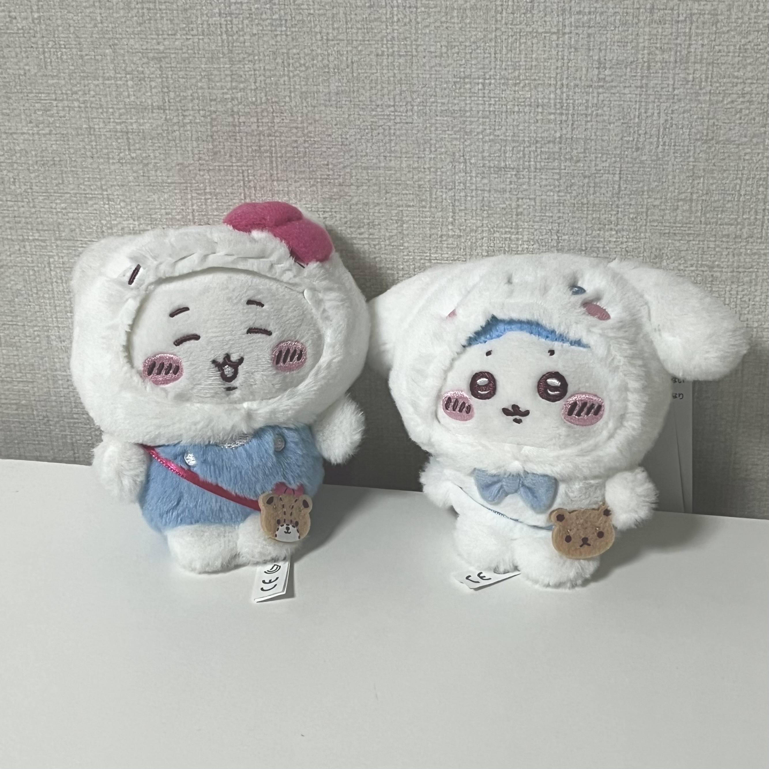 Sanrio x Chiikawa Hello Kitty Chiikawa Mascot Holder Chiikawa, Sanrio x Chiikawa Cinnamoroll Chiikawa Mascot Holder Hachiware 착용 스타일 - 1