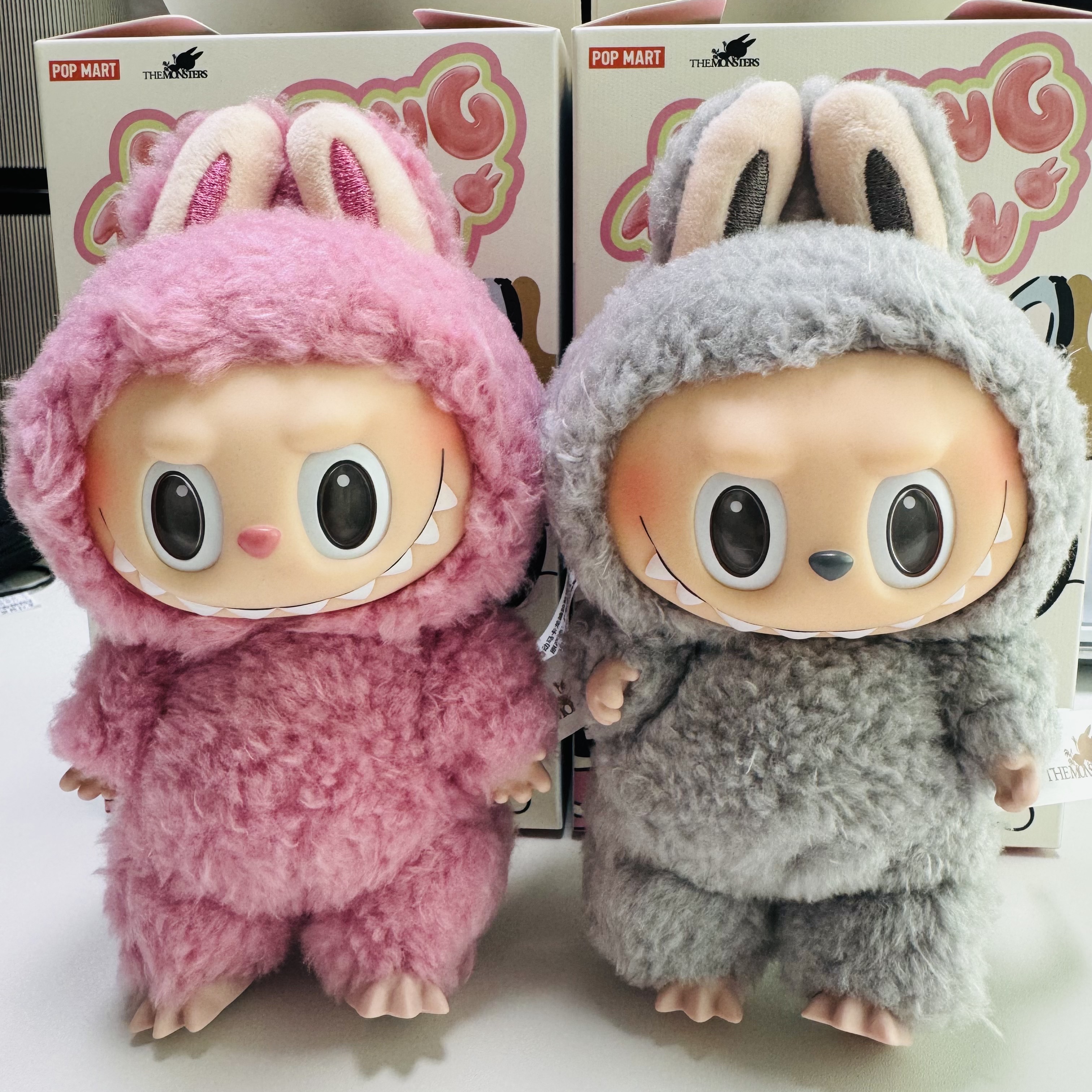 Pop Mart The Monsters Labubu Tasty Macarons Series Sealed Case (Bundle of 2/1 Blind Box) 착용 스타일