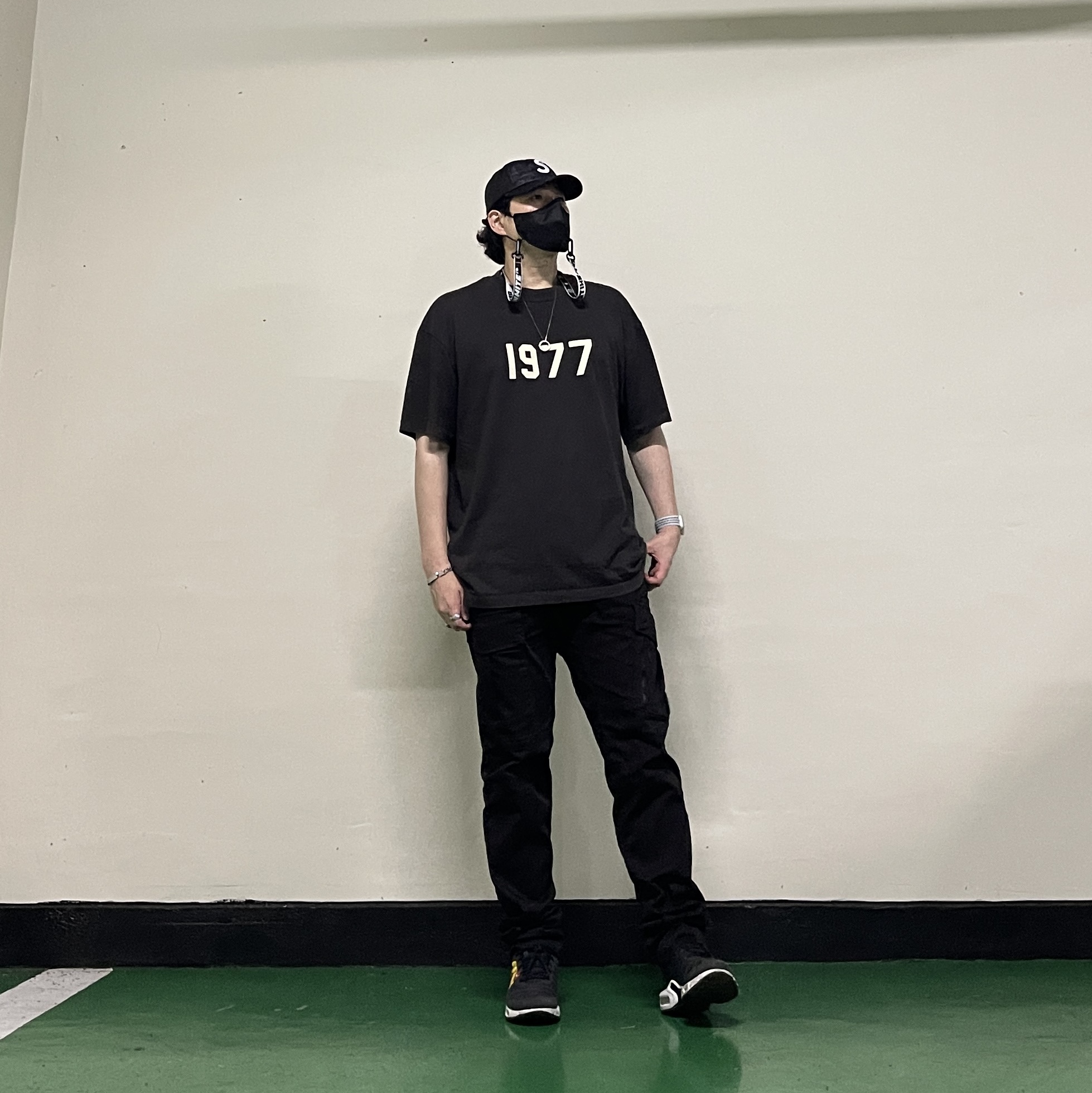C.P. Company Stretch Sateen Cargo Pants Black - 23SS, Essentials 1977 T-Shirt Iron - 22SS 착용 스타일 - 2