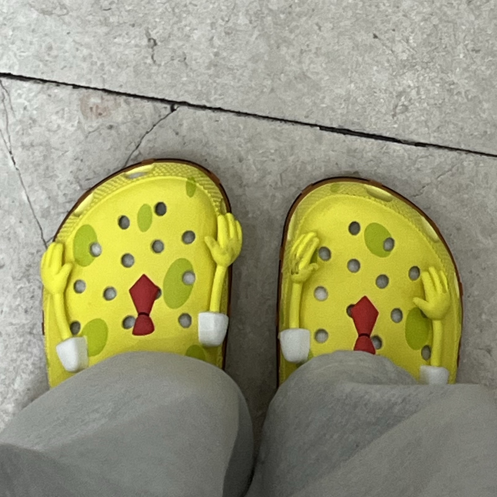 Crocs x Spongebob Classic Clog Banana, BAPE College T-Shirt White 착용 스타일 - 2