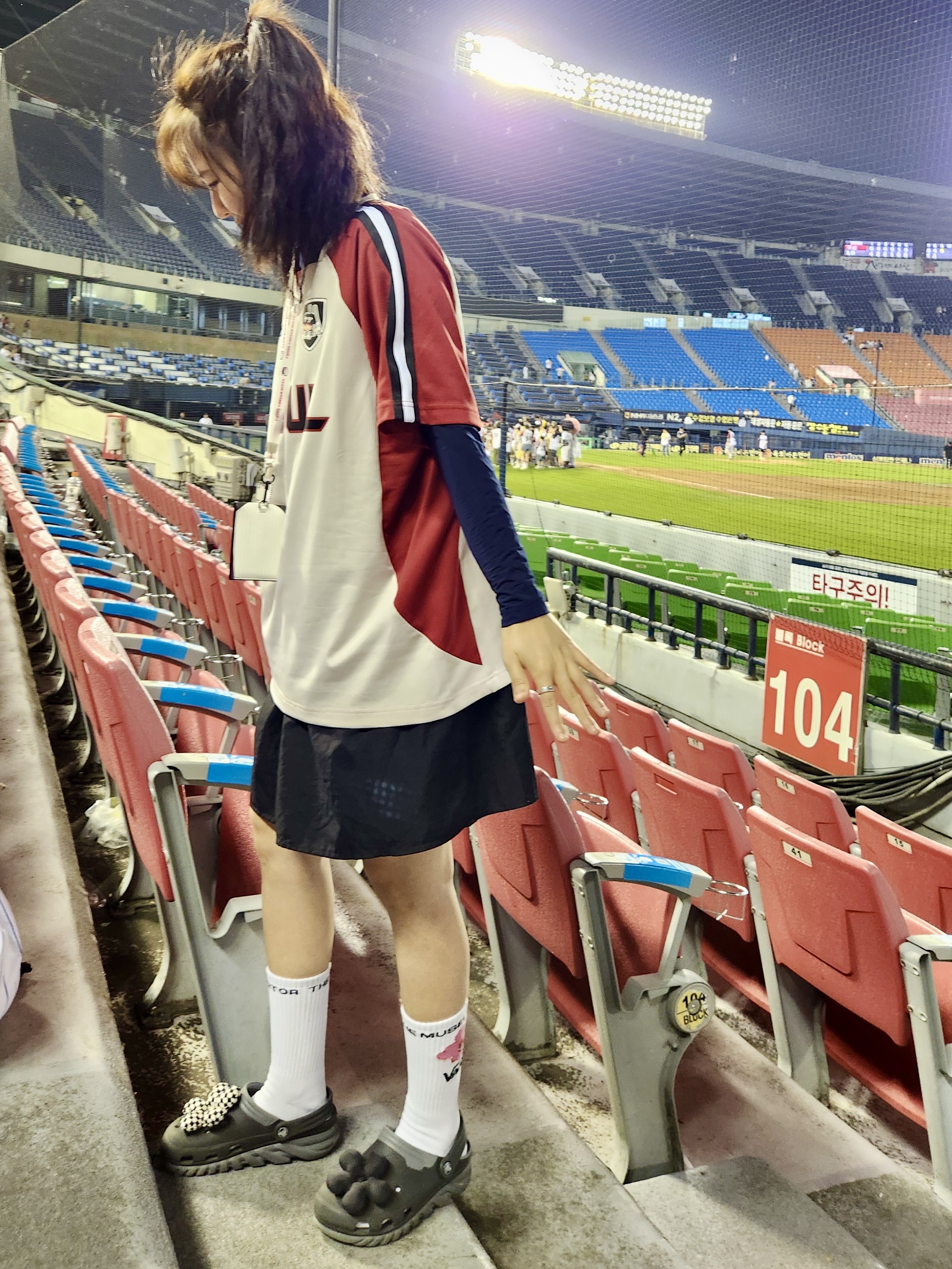 BDNS x LG TWINS Seoul S/S Jersey Red (Non Marking Ver.), Crocs Classic Clog Black 착용 스타일 - 2