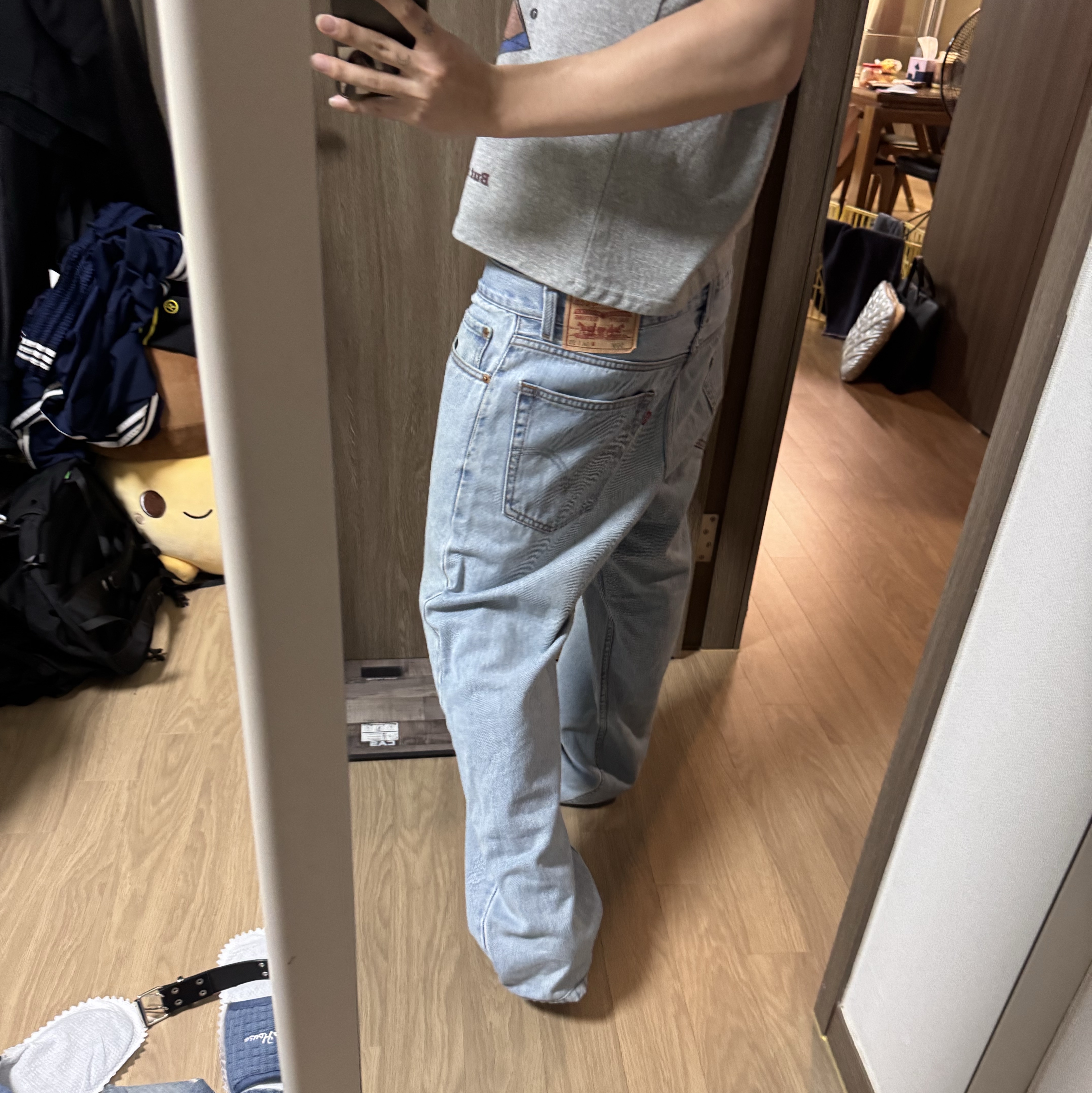 Levi's 505 Regular Fit Jeans Light Indigo 착용 스타일 - 1