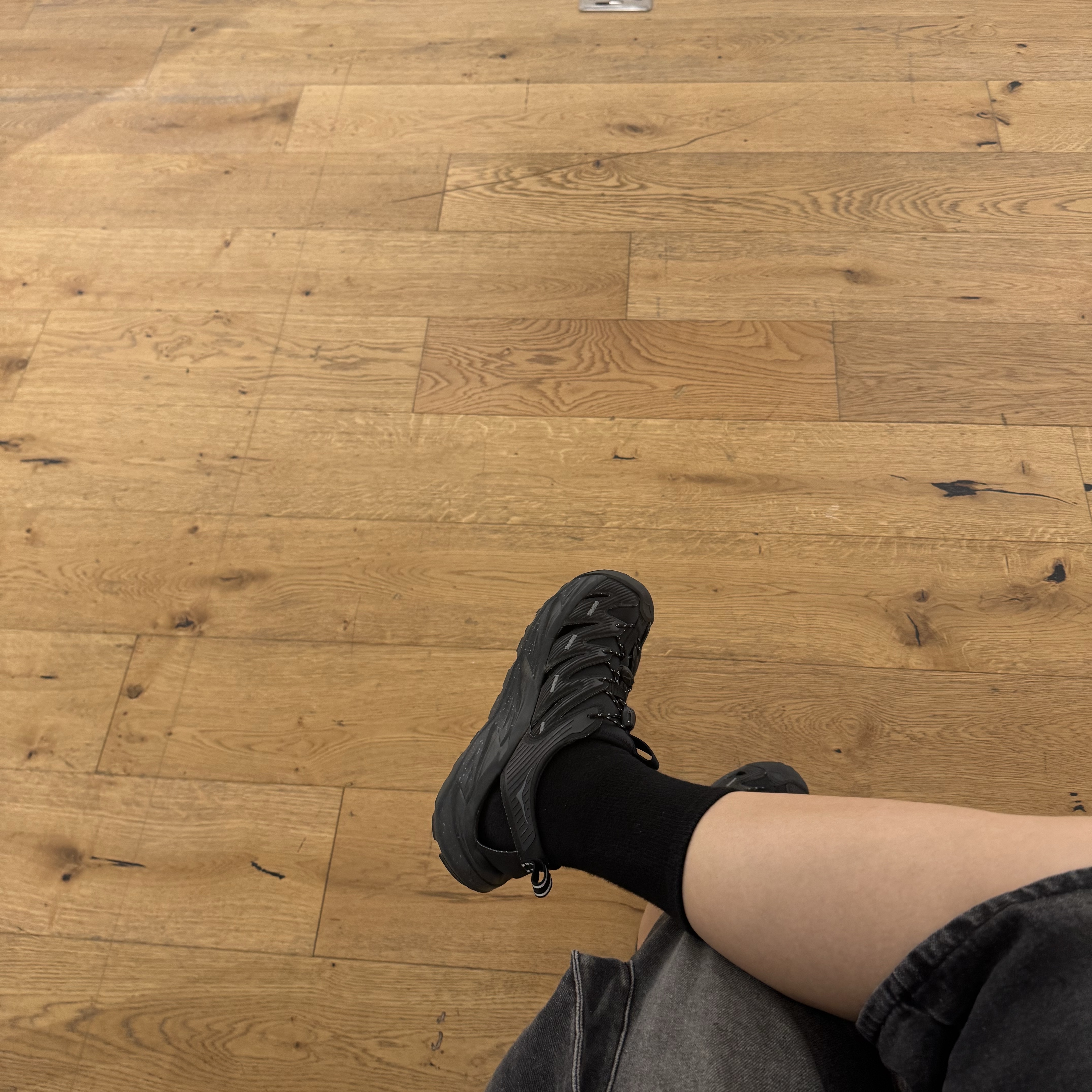 Hoka Hopara Black Castle Rock 착용 스타일