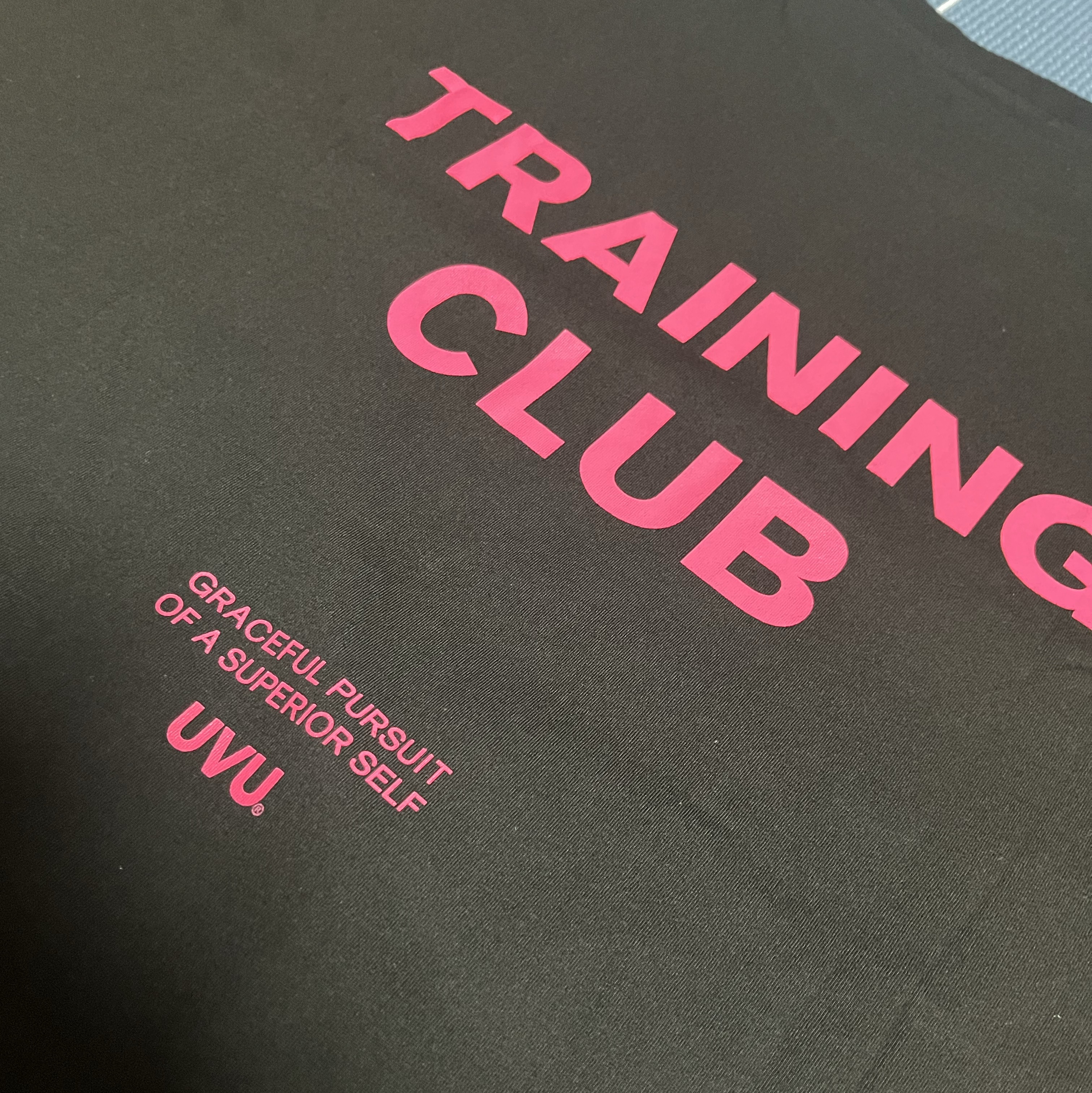 UVU Training Club T-Shirt Black Pink 착용 스타일