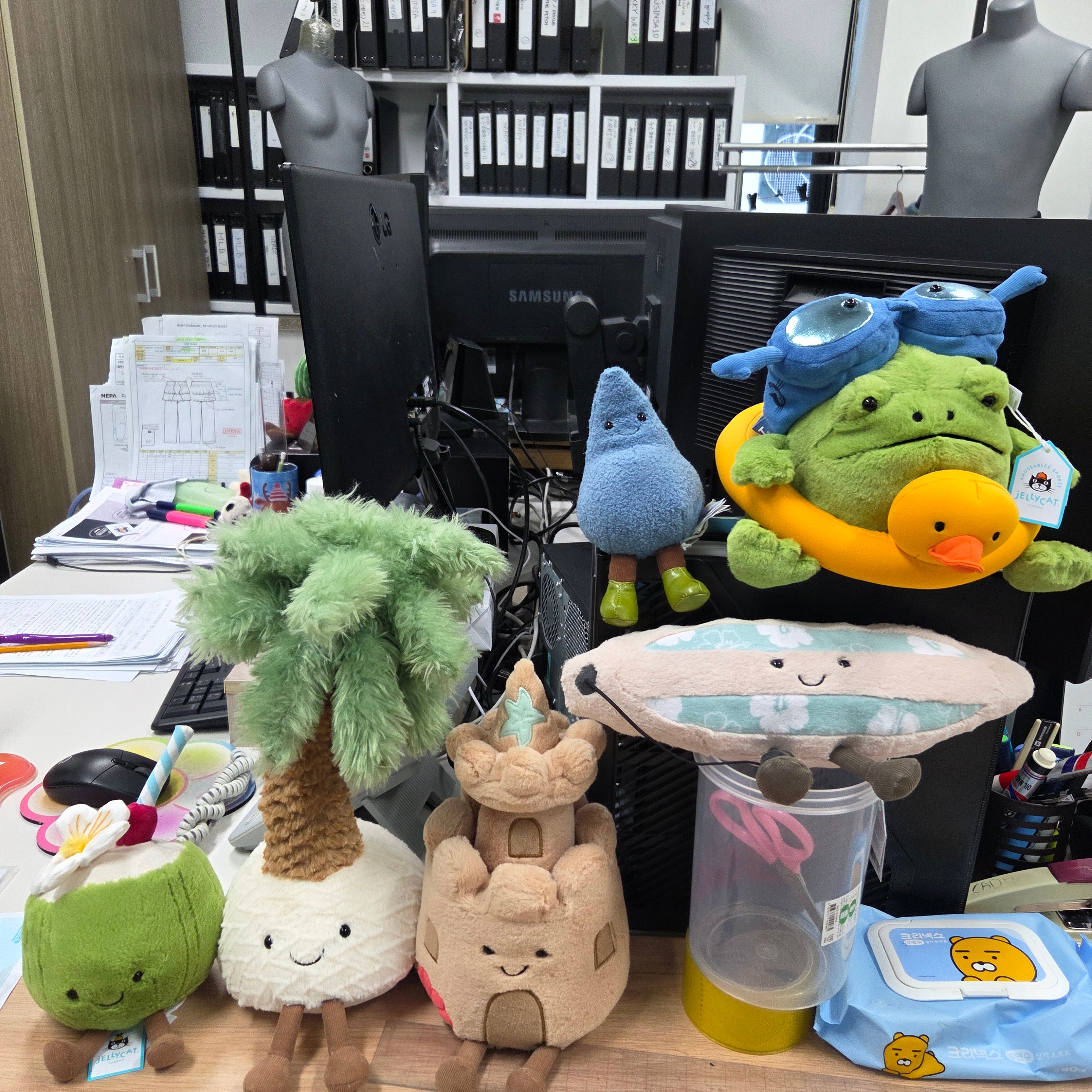 Jellycat Amuseables Aruba Coconut Green, Jellycat Ricky Rain Frog Rubber Ring Bright Yellow Pea Green 착용 스타일