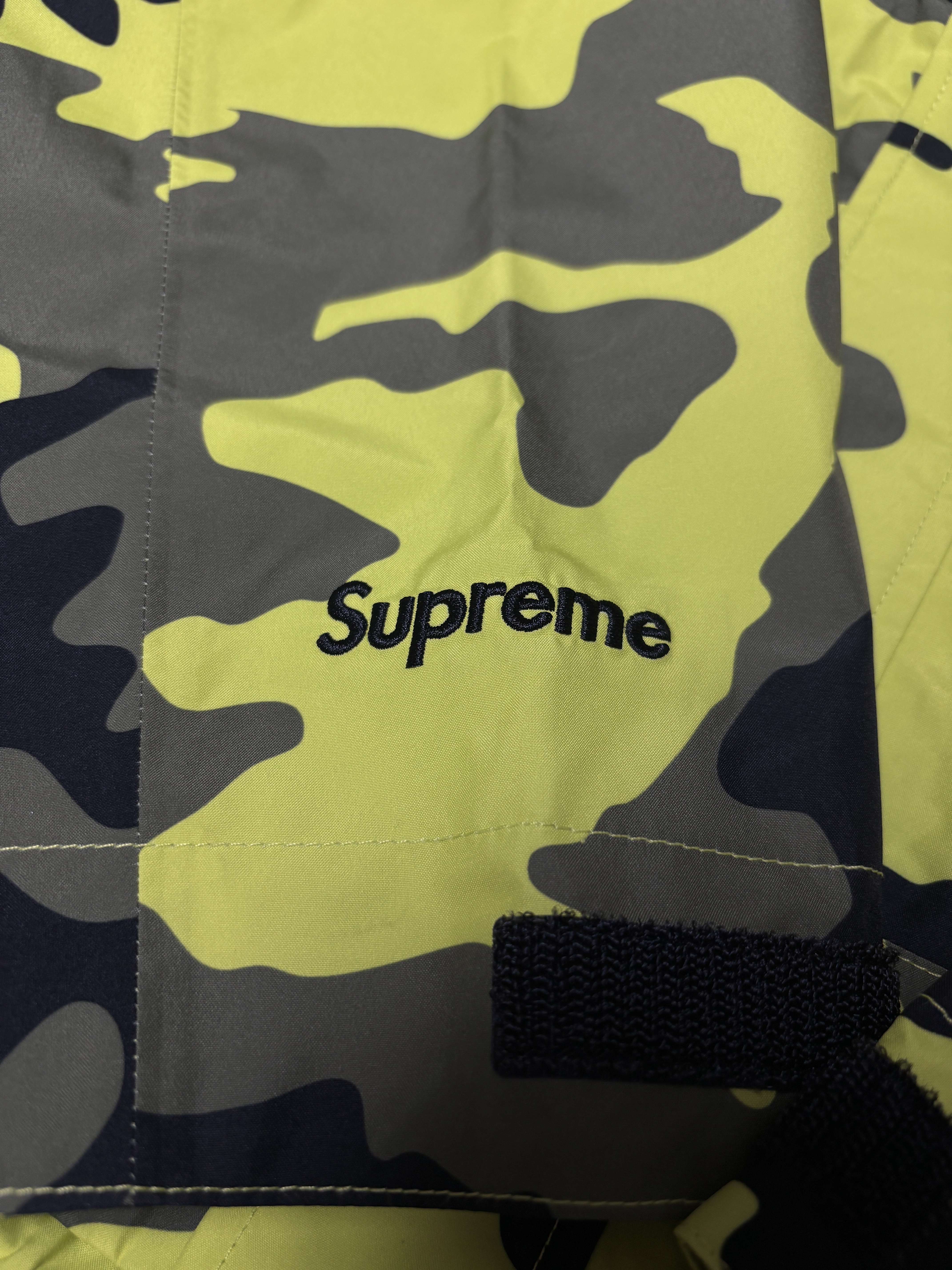 Supreme 2-in-1 Gore-Tex Shell + Quilted Liner Vest Fluorescent Camo - 25SS, Supreme 2-in-1 Gore-Tex Shell + Quilted Liner Vest Black - 25SS 착용 스타일 - 2