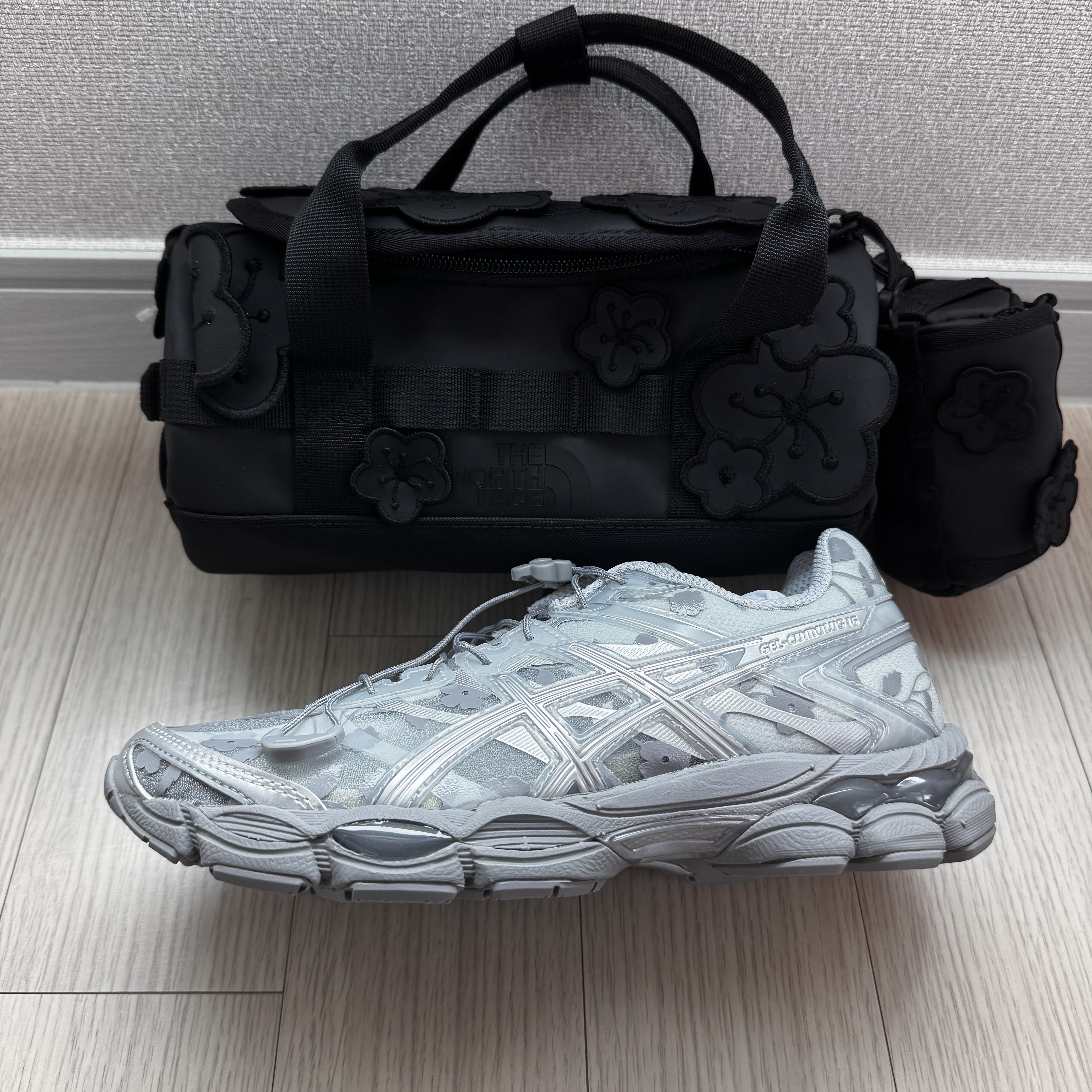Asics x Cecilie Bahnsen Gel-Cumulus 16 Gray, The North Face x Cecilie Bahnsen Base Camp Clutch Black 착용 스타일