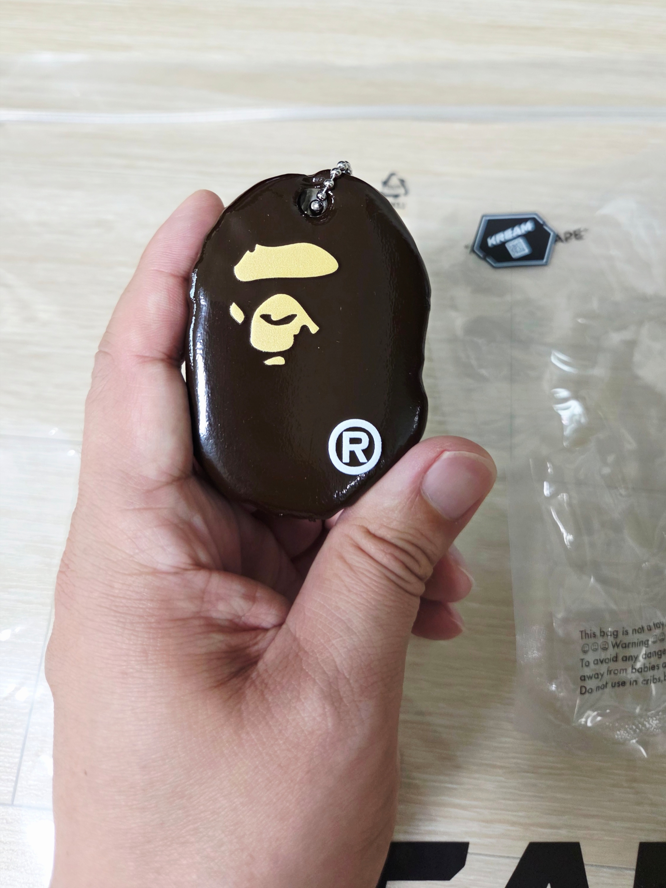 BAPE Ape Head Keychain (Synthetic Rubber) 착용 스타일 - 1