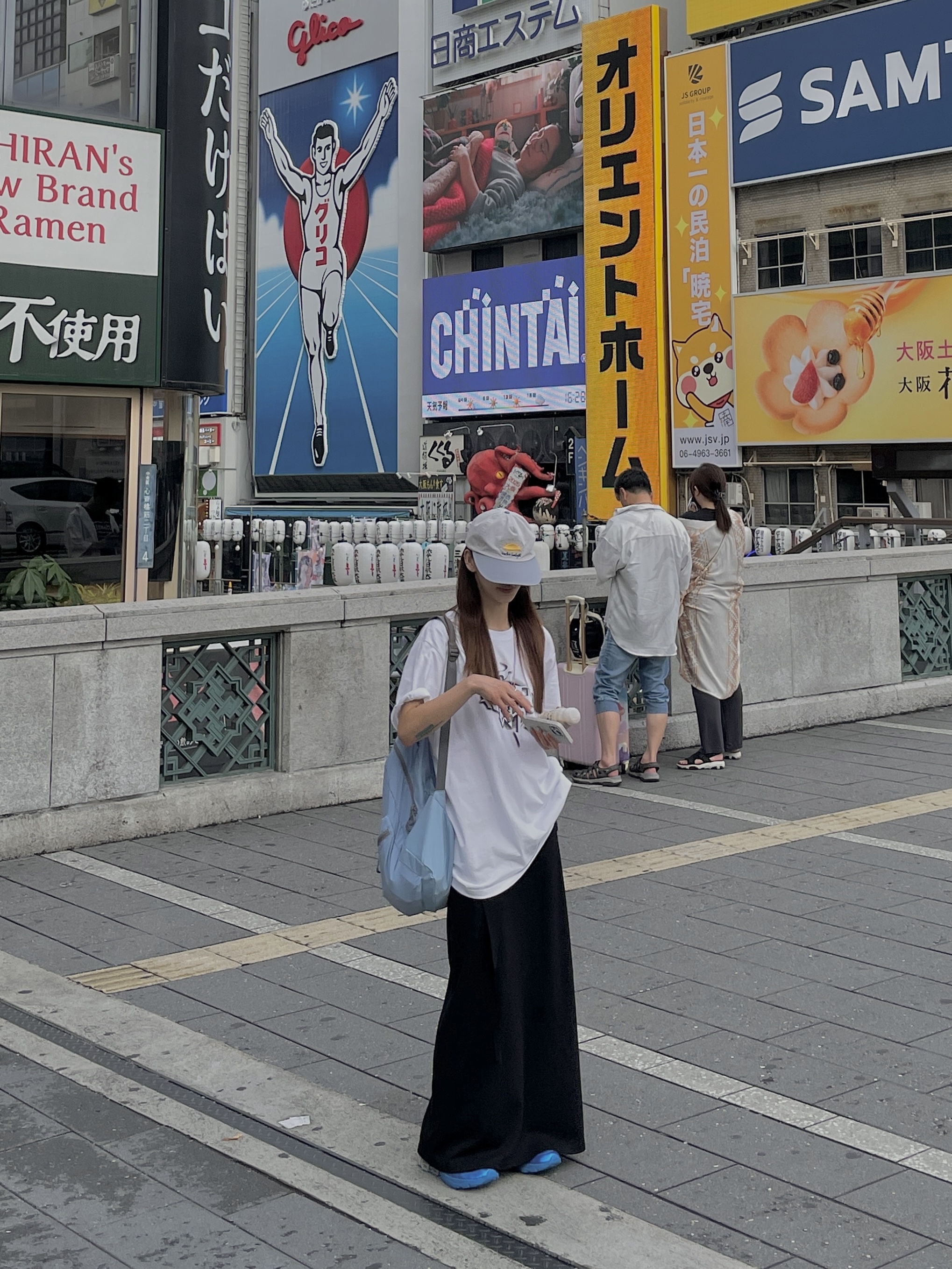 Supreme Smoke T-Shirt White - 24FW, Adidas Predator Megaride Shock Blue Silver Metallic 착용 스타일 - 7