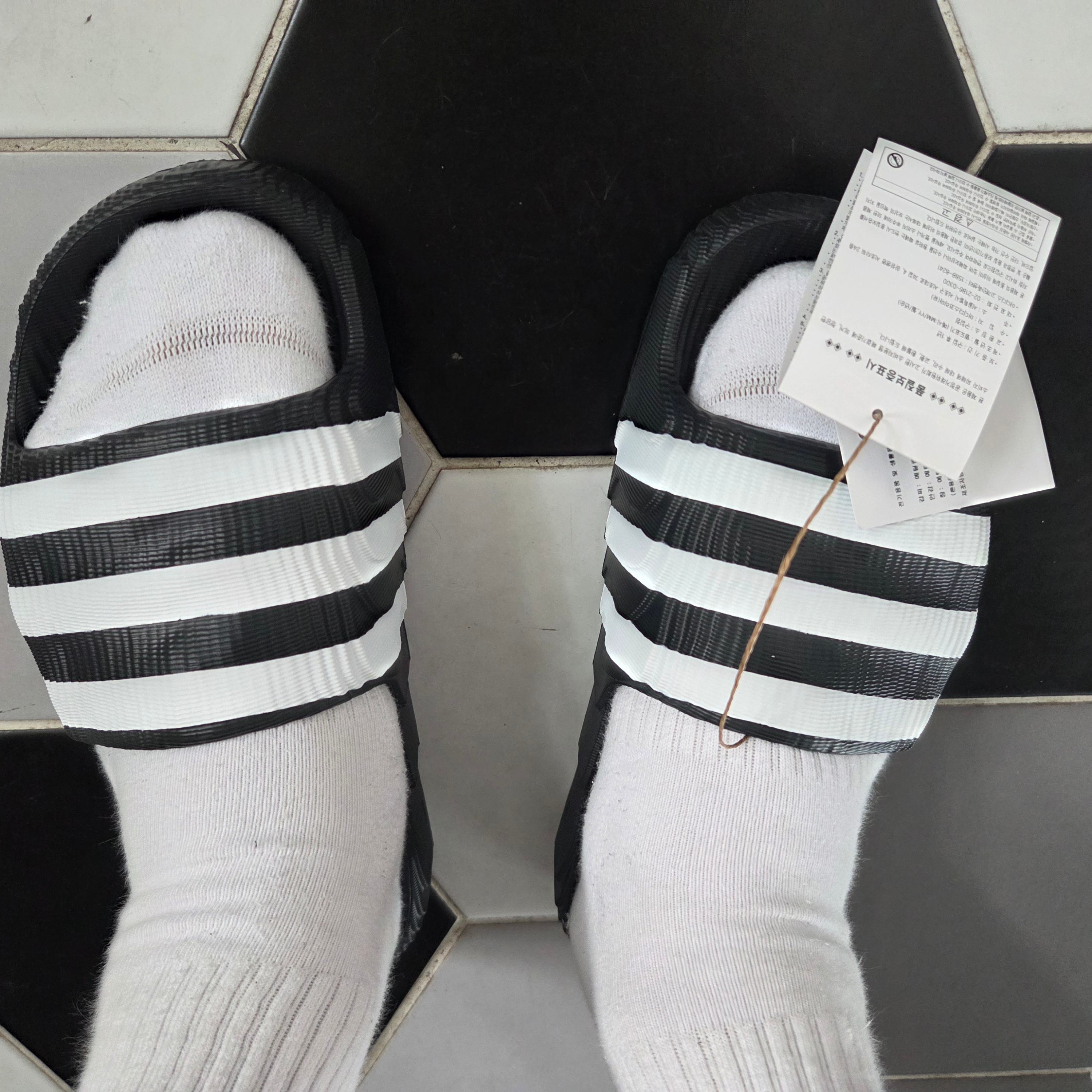 Adidas Adilette 22 Core Black Cloud White 착용 스타일 - 2