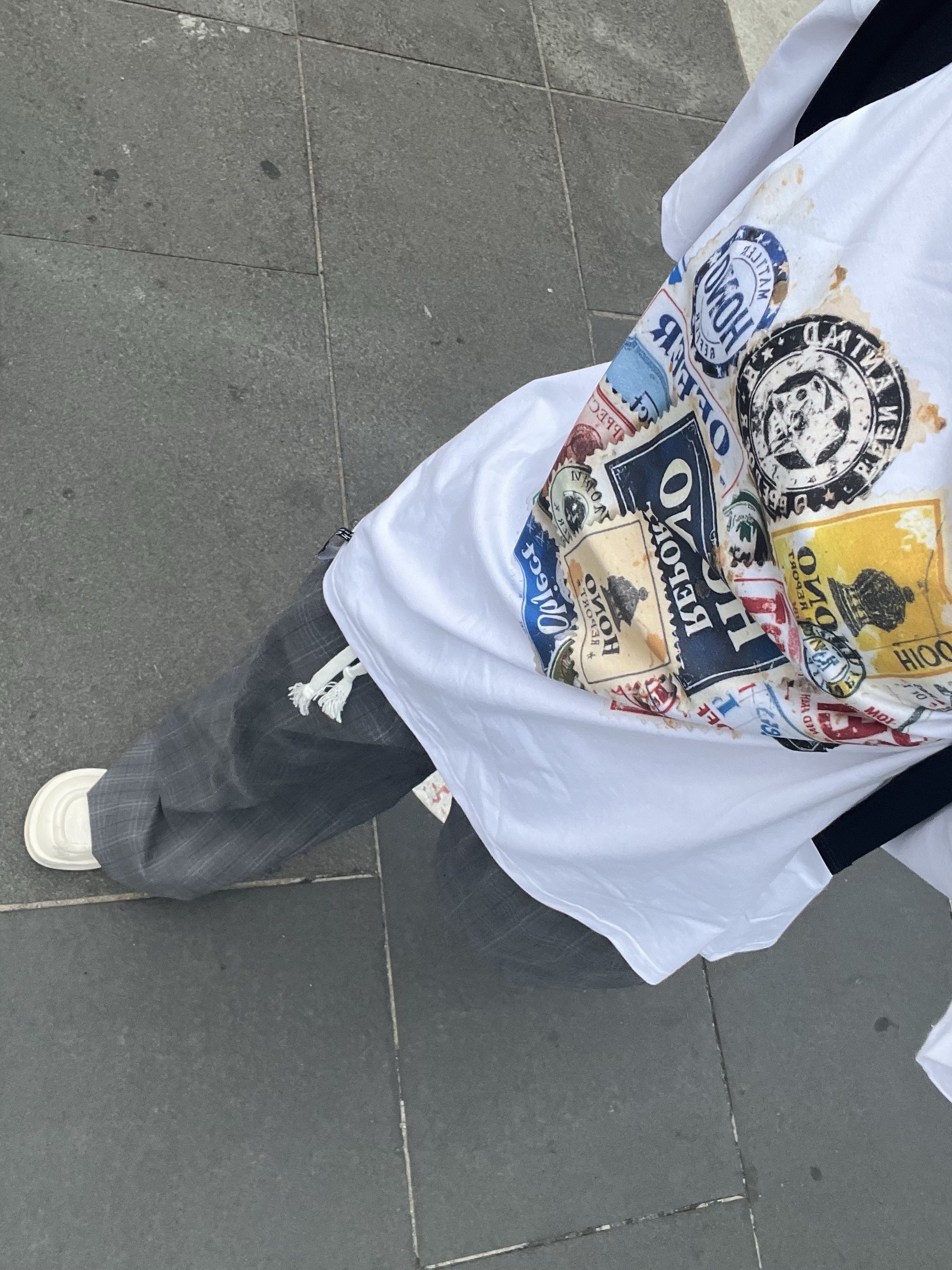 Hono Report Stamp T-Shirt White, Hono Report Easy Big Rope Pants Gray Check 착용 스타일 - 1
