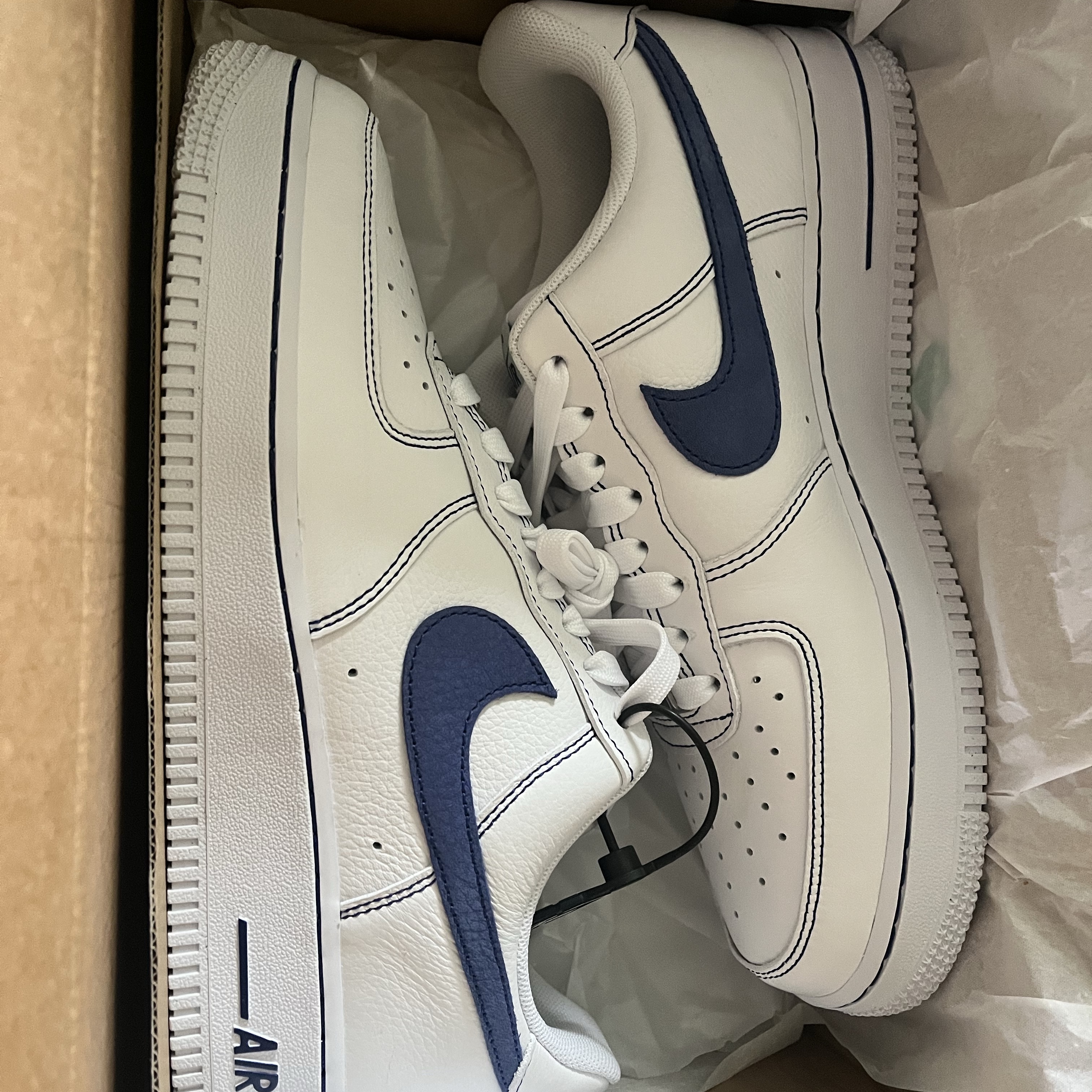 Nike Air Force 1 '07 LV8 White Deep Royal Blue 착용 스타일