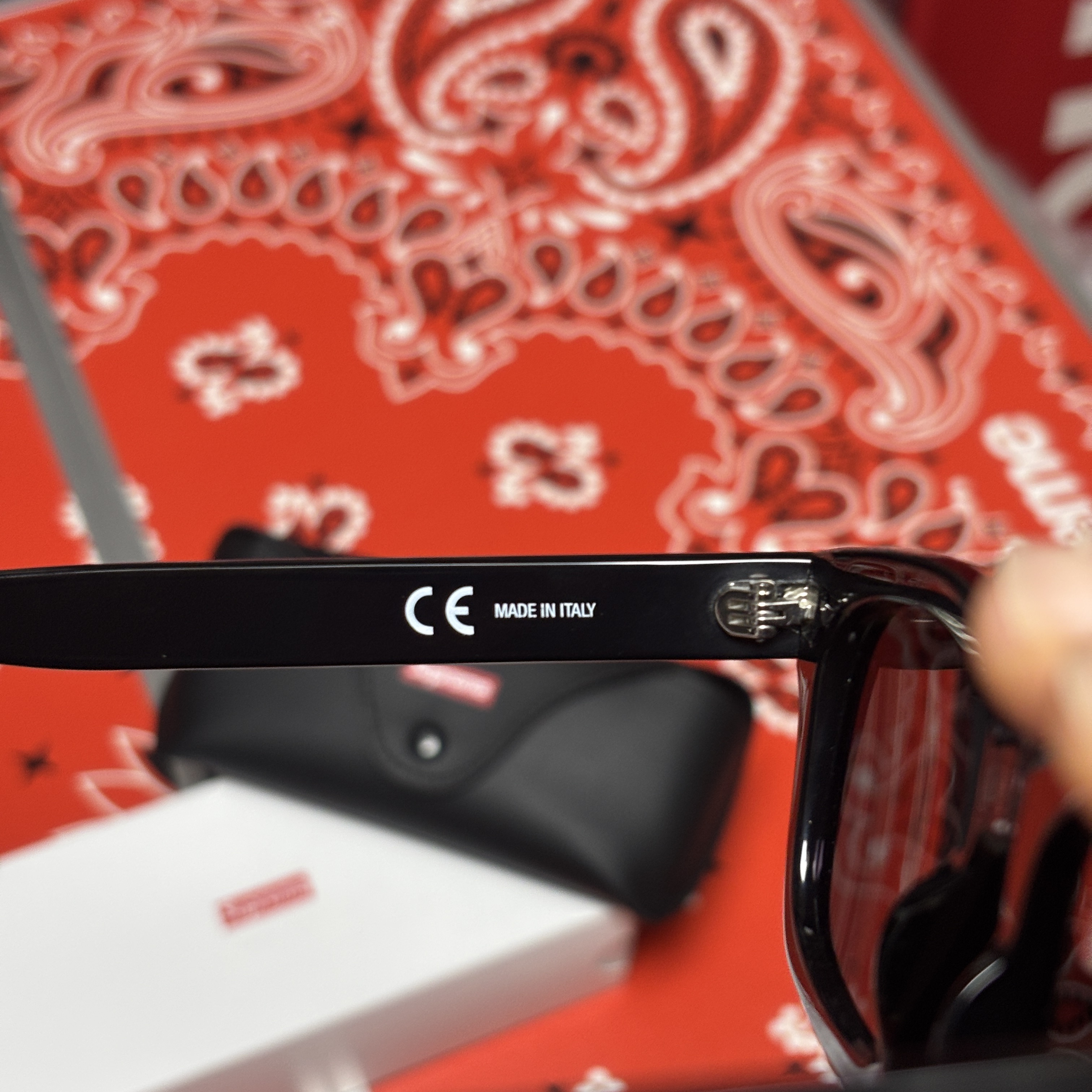 Supreme Avon Sunglasses Black - 25SS 착용 스타일 - 3