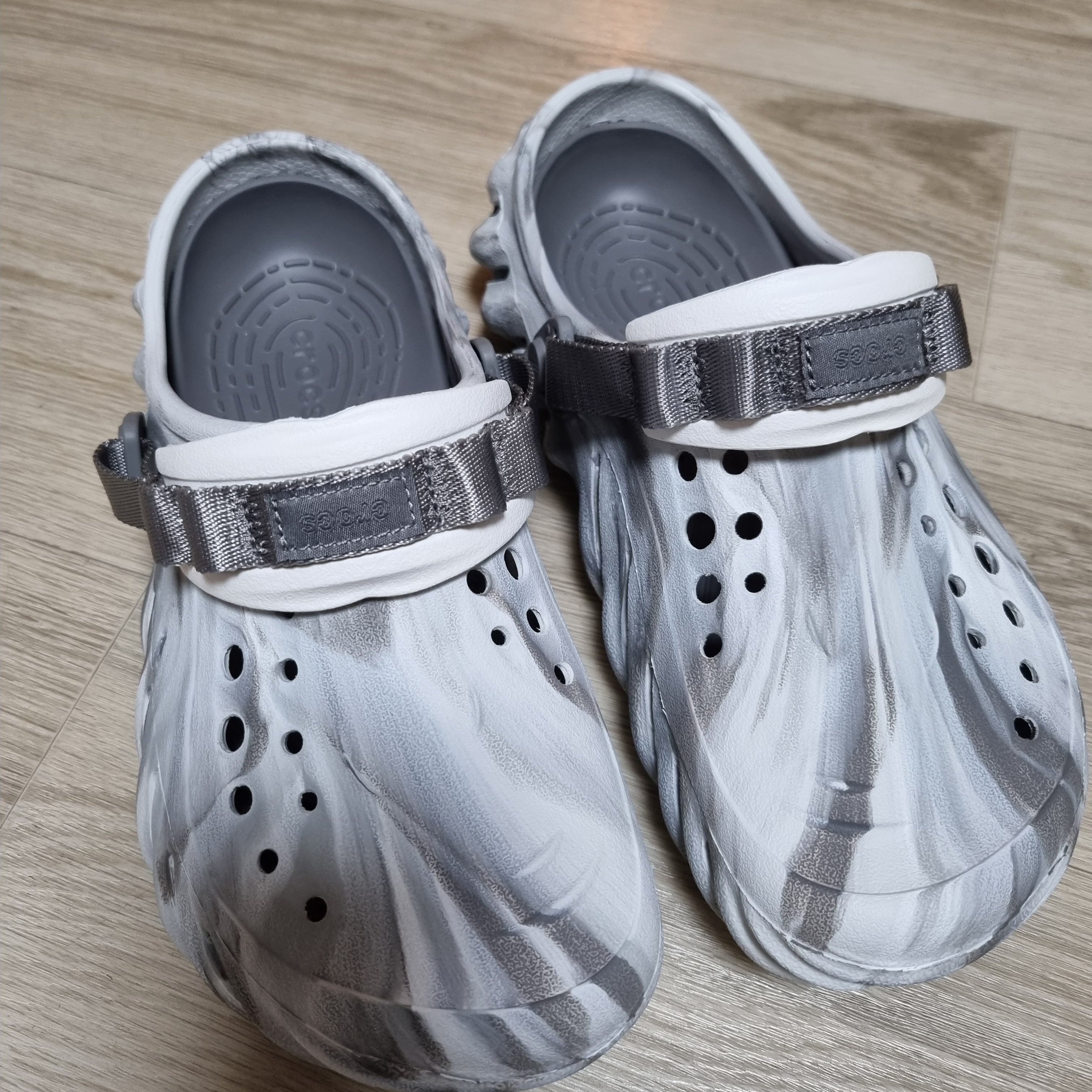 Crocs Echo Marbled Clog Moonlight Multi 착용 스타일