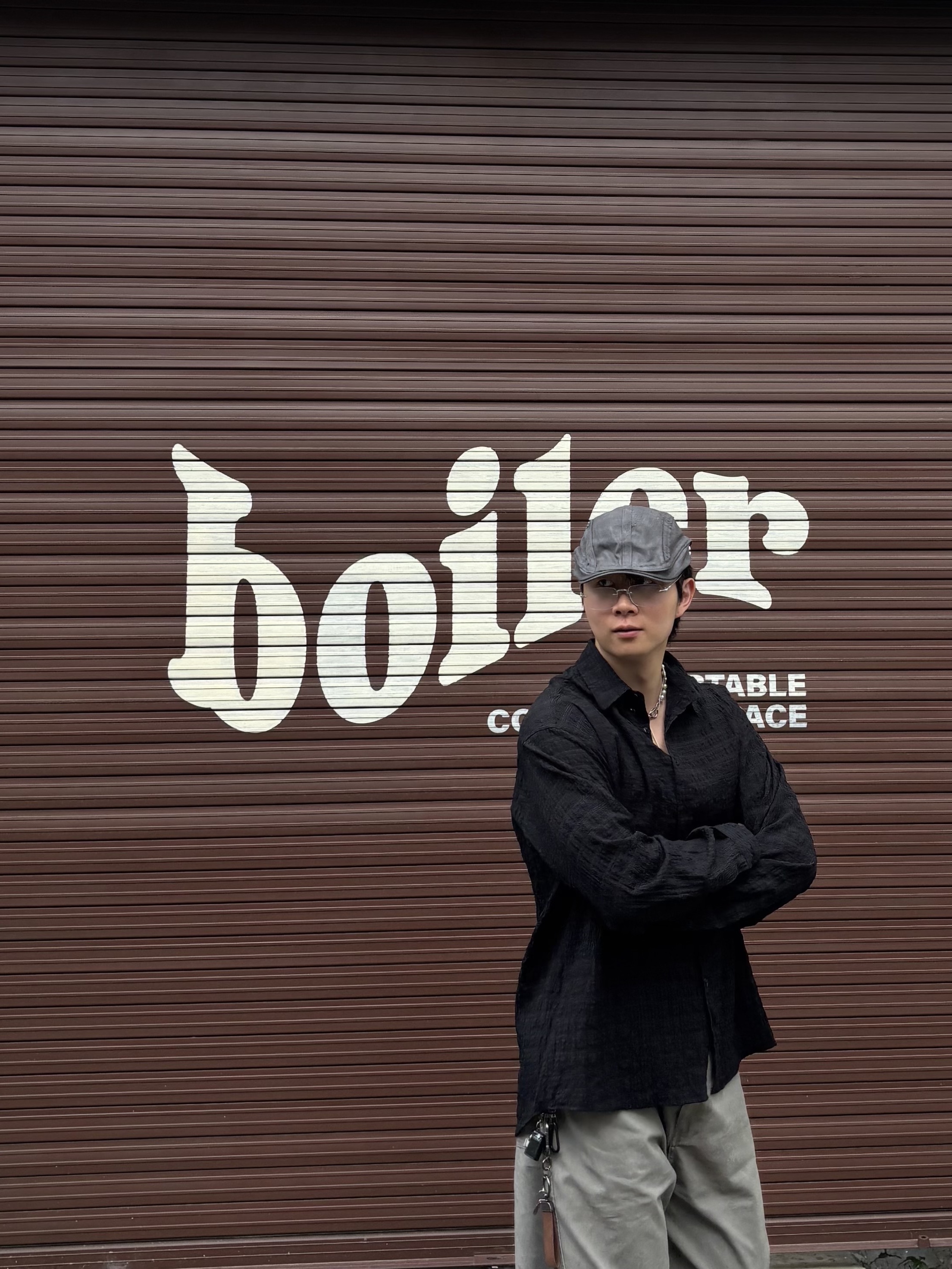 New Balance 2002R Dark Grey, Aeae Leather Hunting Cap Charcoal 착용 스타일 - 2
