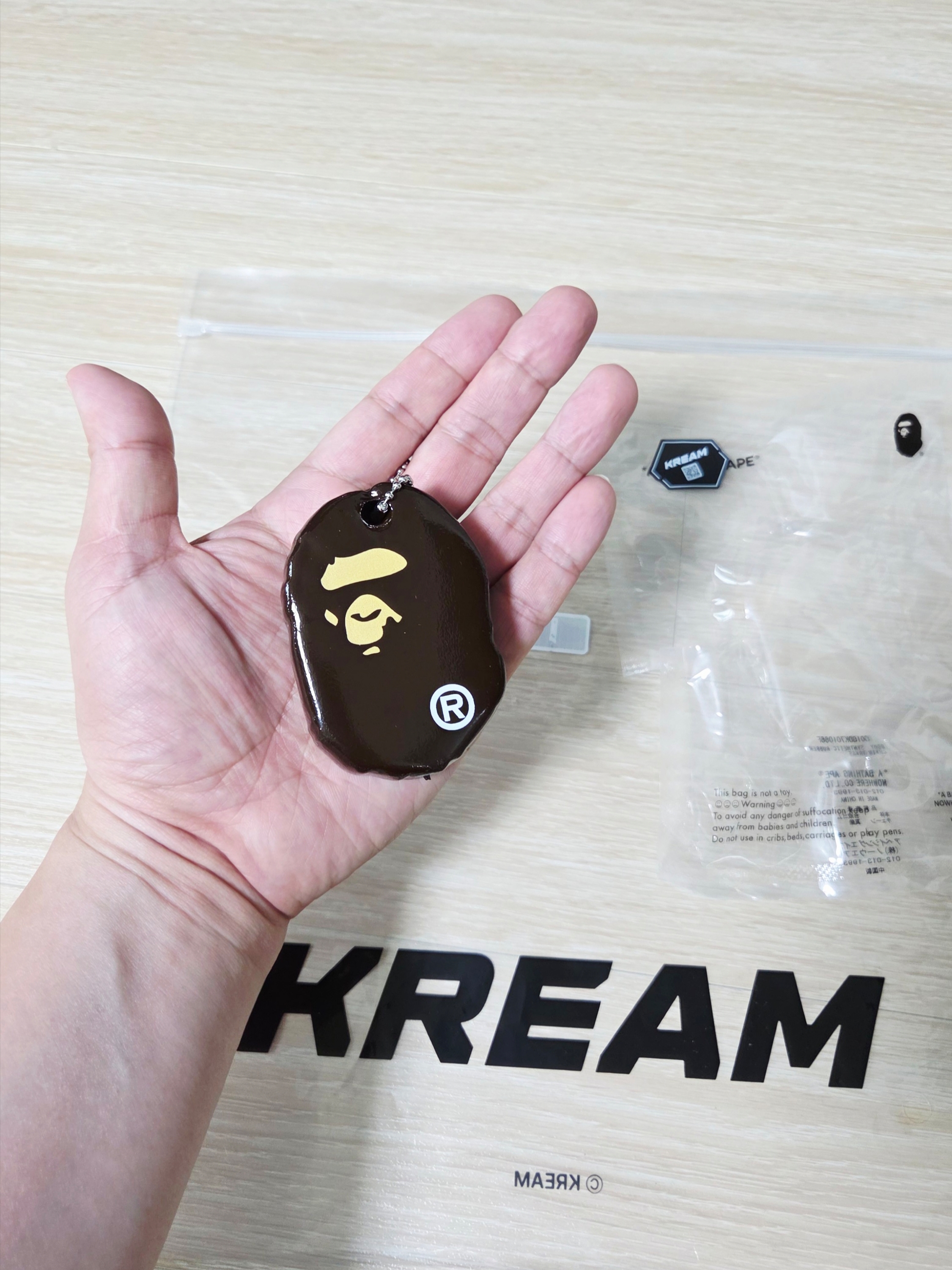 BAPE Ape Head Keychain (Synthetic Rubber) 착용 스타일 - 2