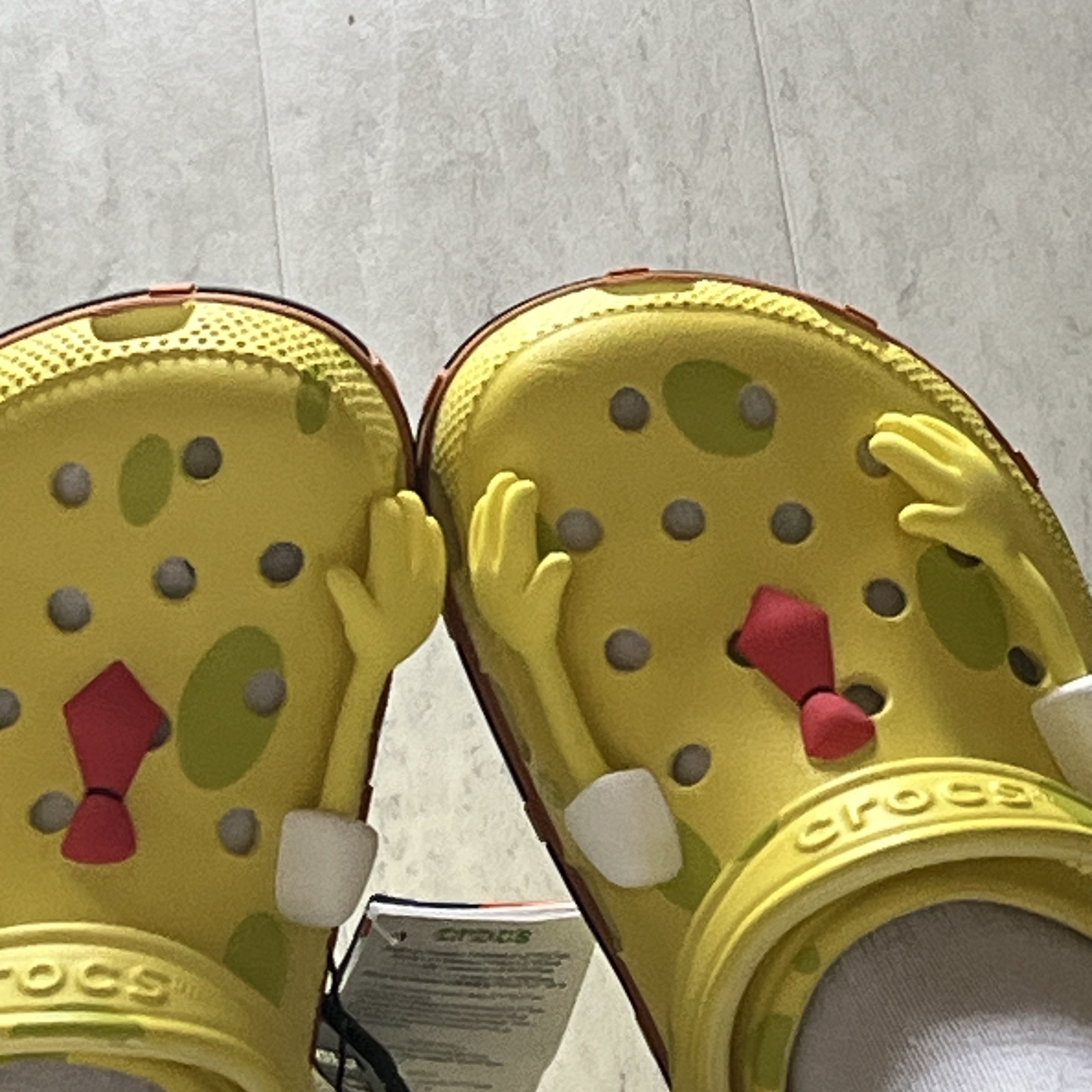 Crocs x Spongebob Classic Clog Banana, BAPE College T-Shirt White 착용 스타일 - 1