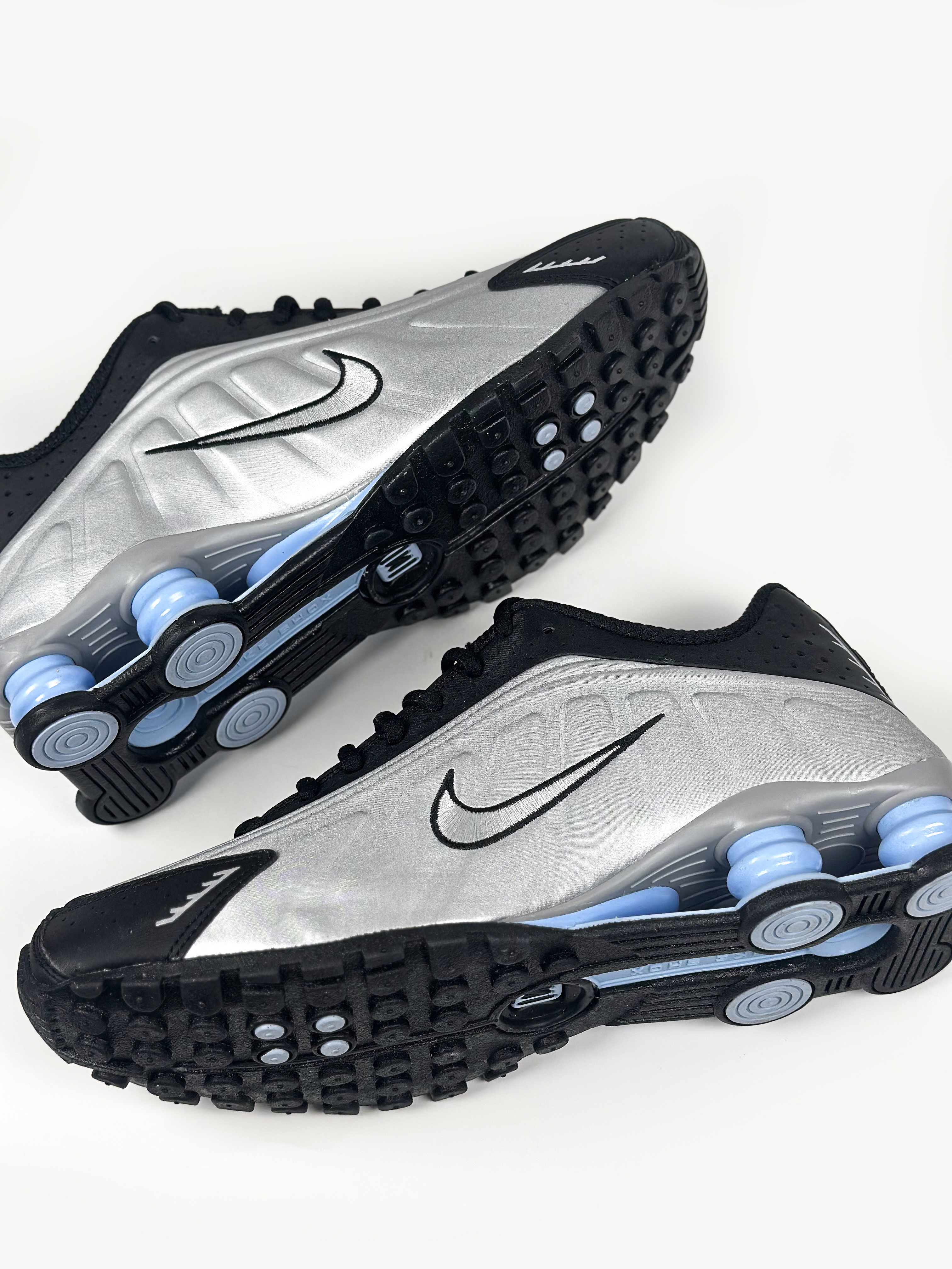 Nike Shox R4 Metallic Silver Black 착용 스타일