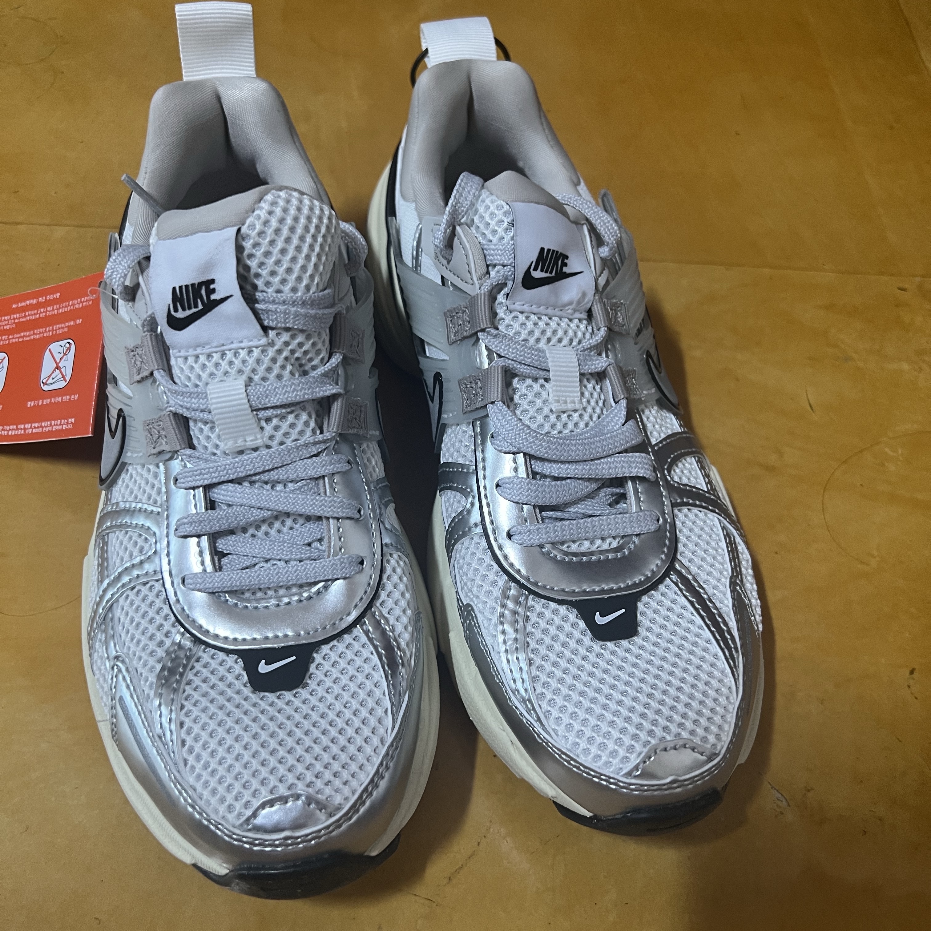 Nike V2K Run Summit White Metallic Silver 착용 스타일 - 1