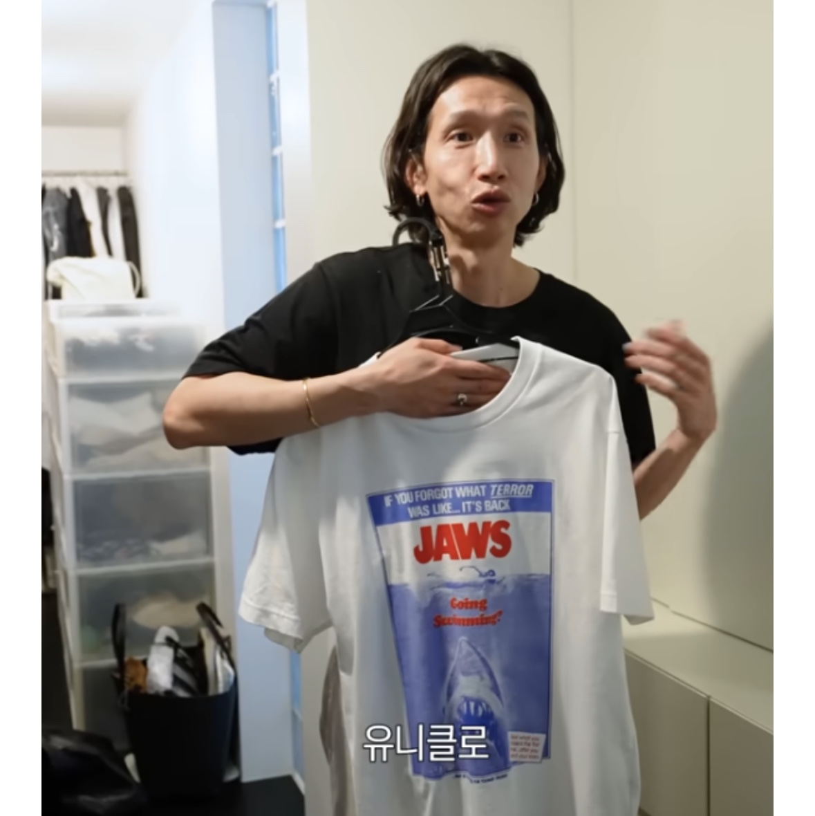 Uniqlo UT x Universal Pictures Graphic T-Shirt Jaws White 착용 스타일