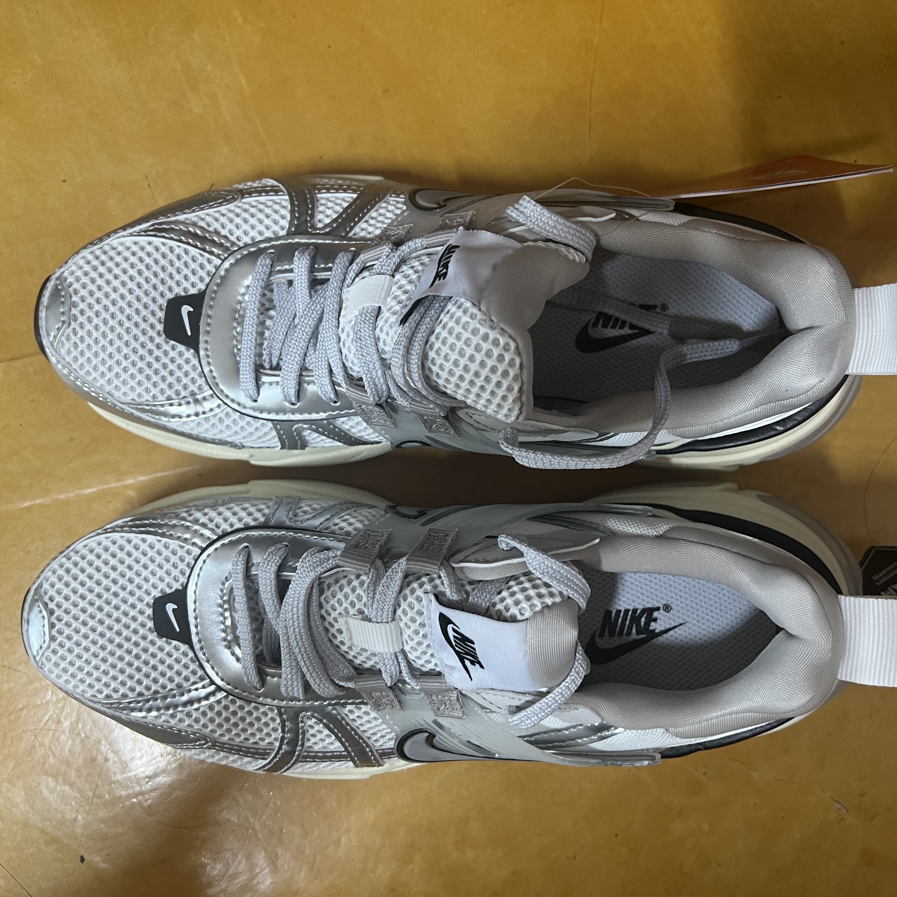 Nike V2K Run Summit White Metallic Silver 착용 스타일 - 3