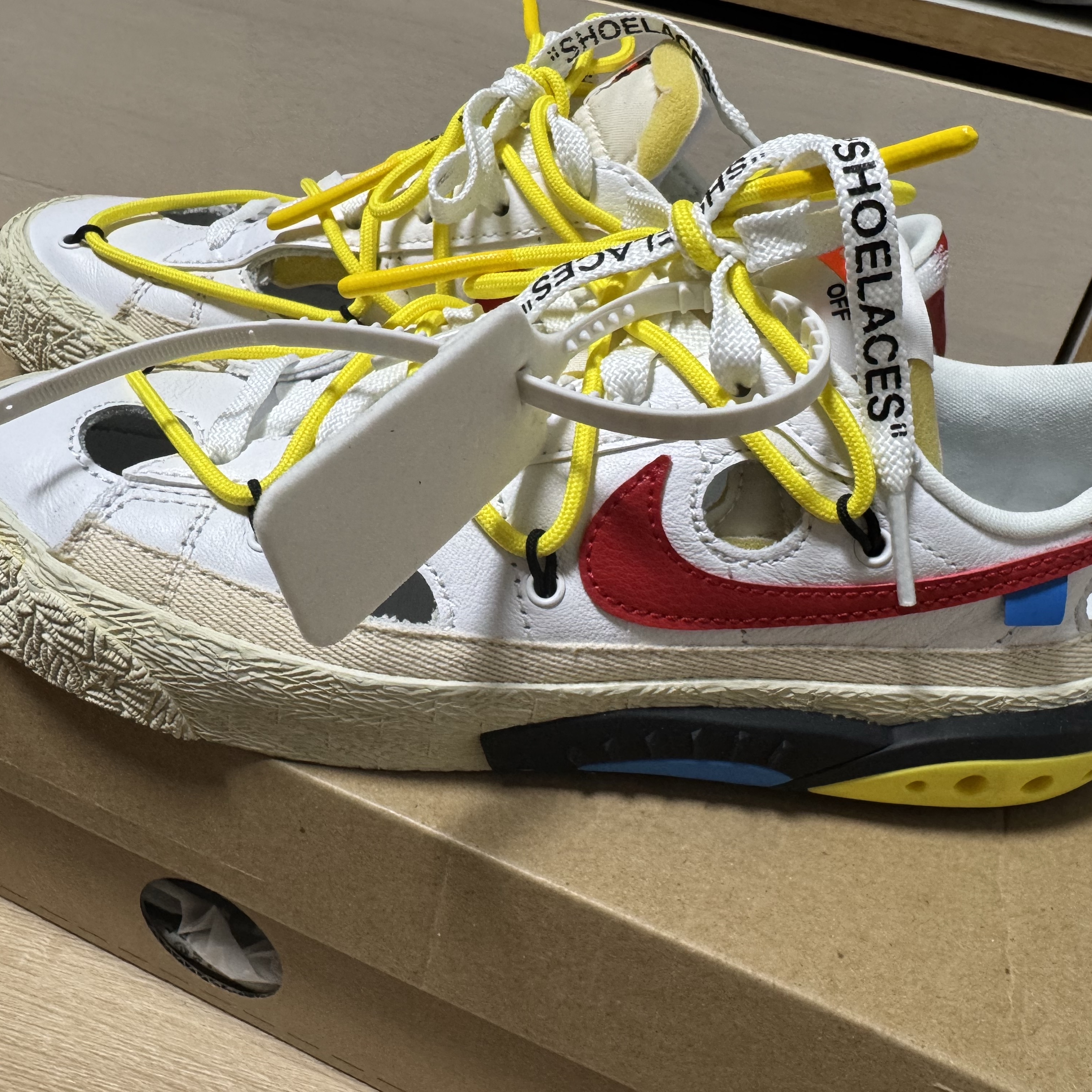 Nike x Off-White Blazer Low '77 White and University Red 착용 스타일 - 2