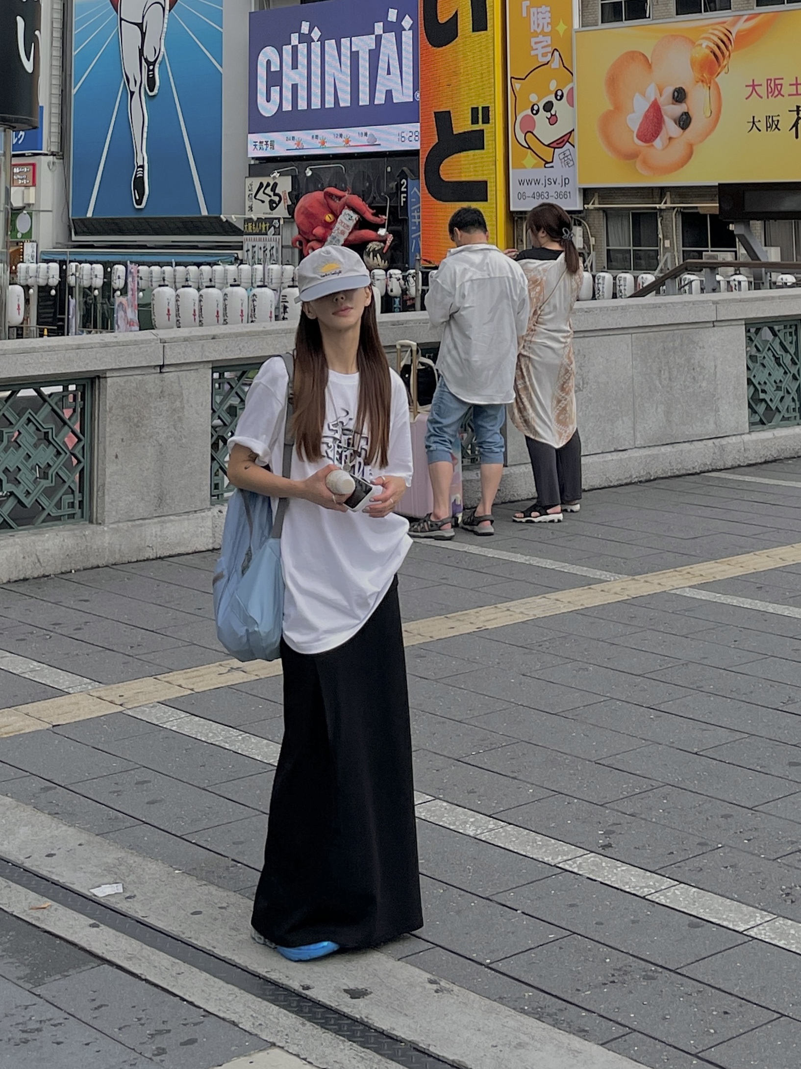 Supreme Smoke T-Shirt White - 24FW, Adidas Predator Megaride Shock Blue Silver Metallic 착용 스타일 - 5