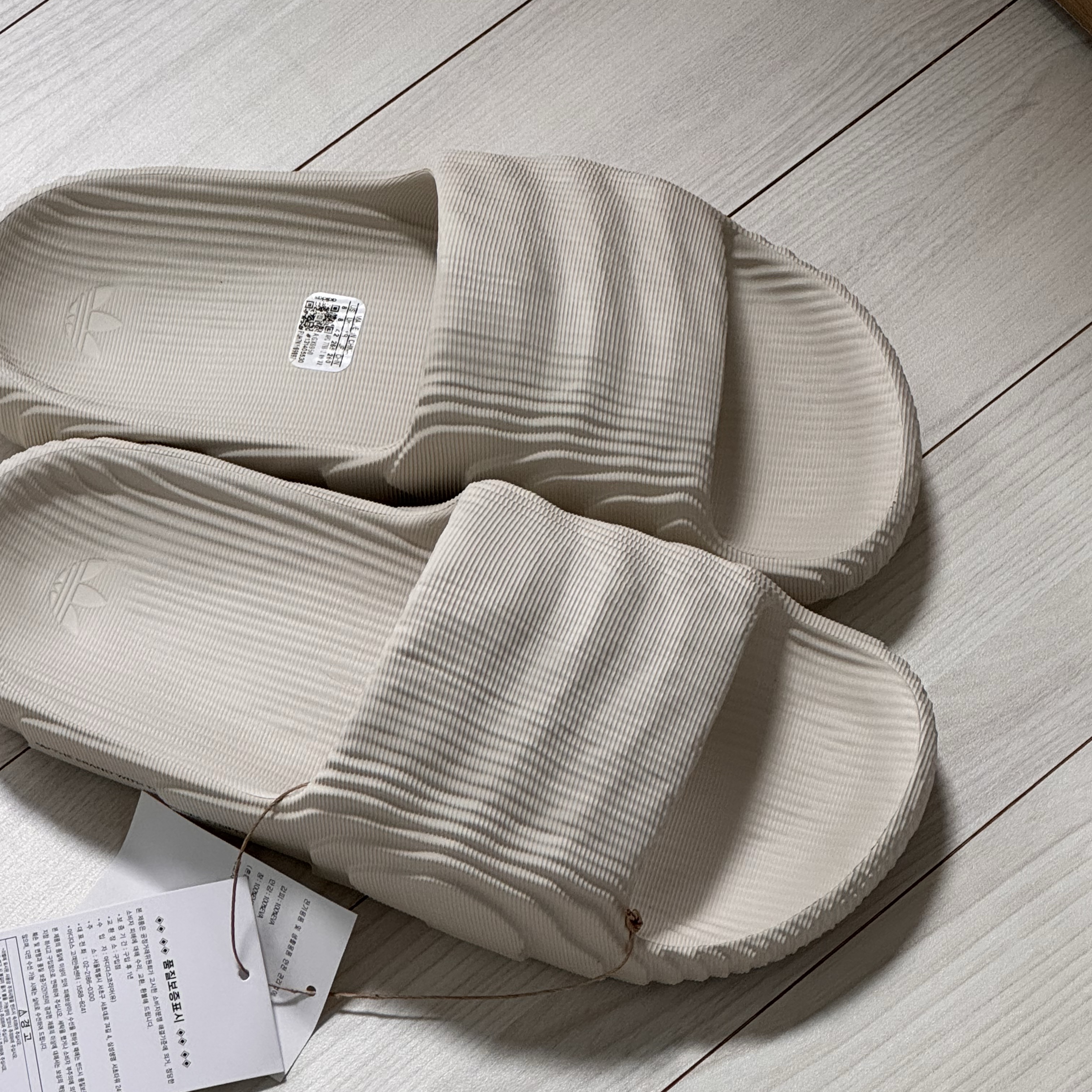 Adidas Adilette 22 Aluminium 착용 스타일 - 1