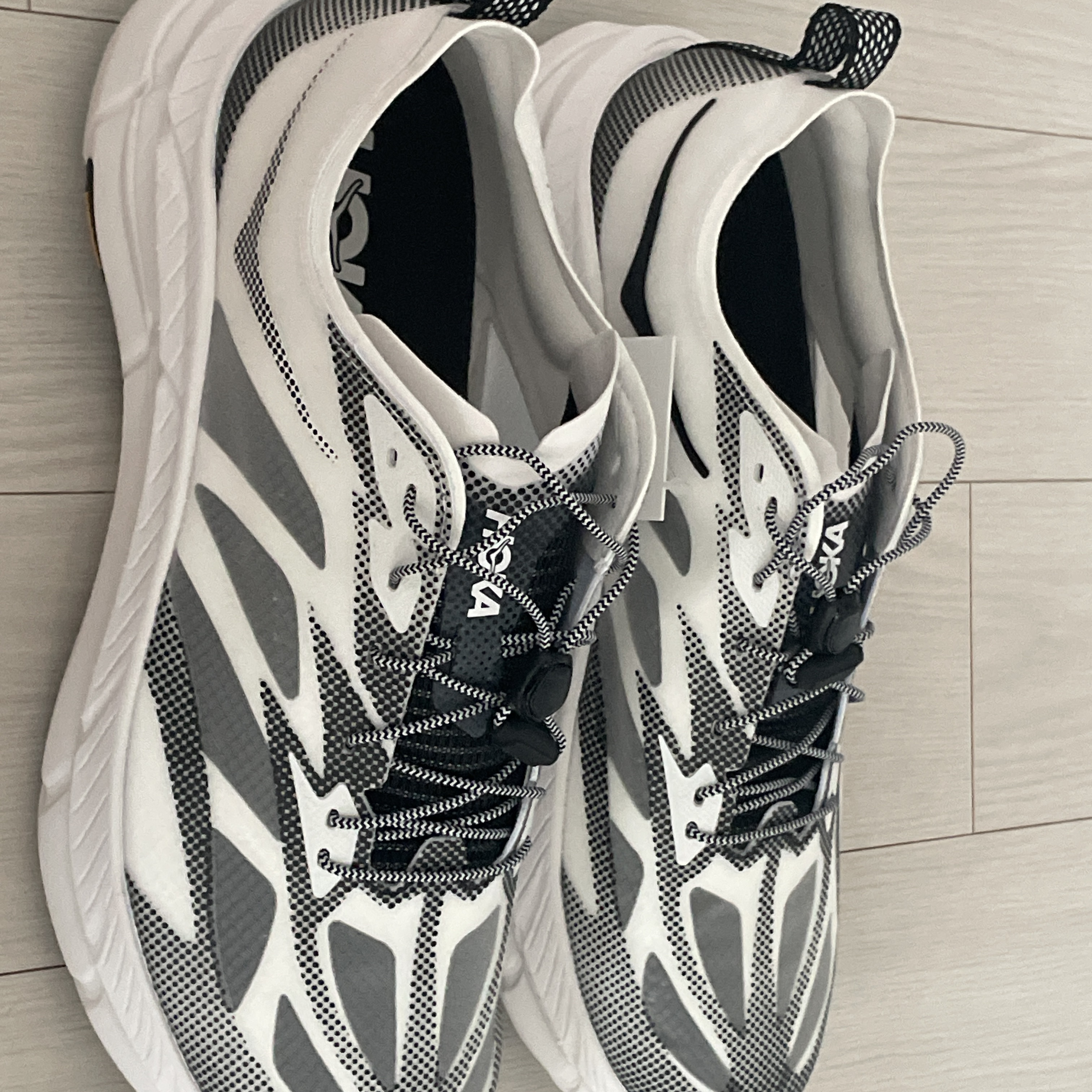 Hoka Mafate Speed 4 Lite White Black 착용 스타일 - 3