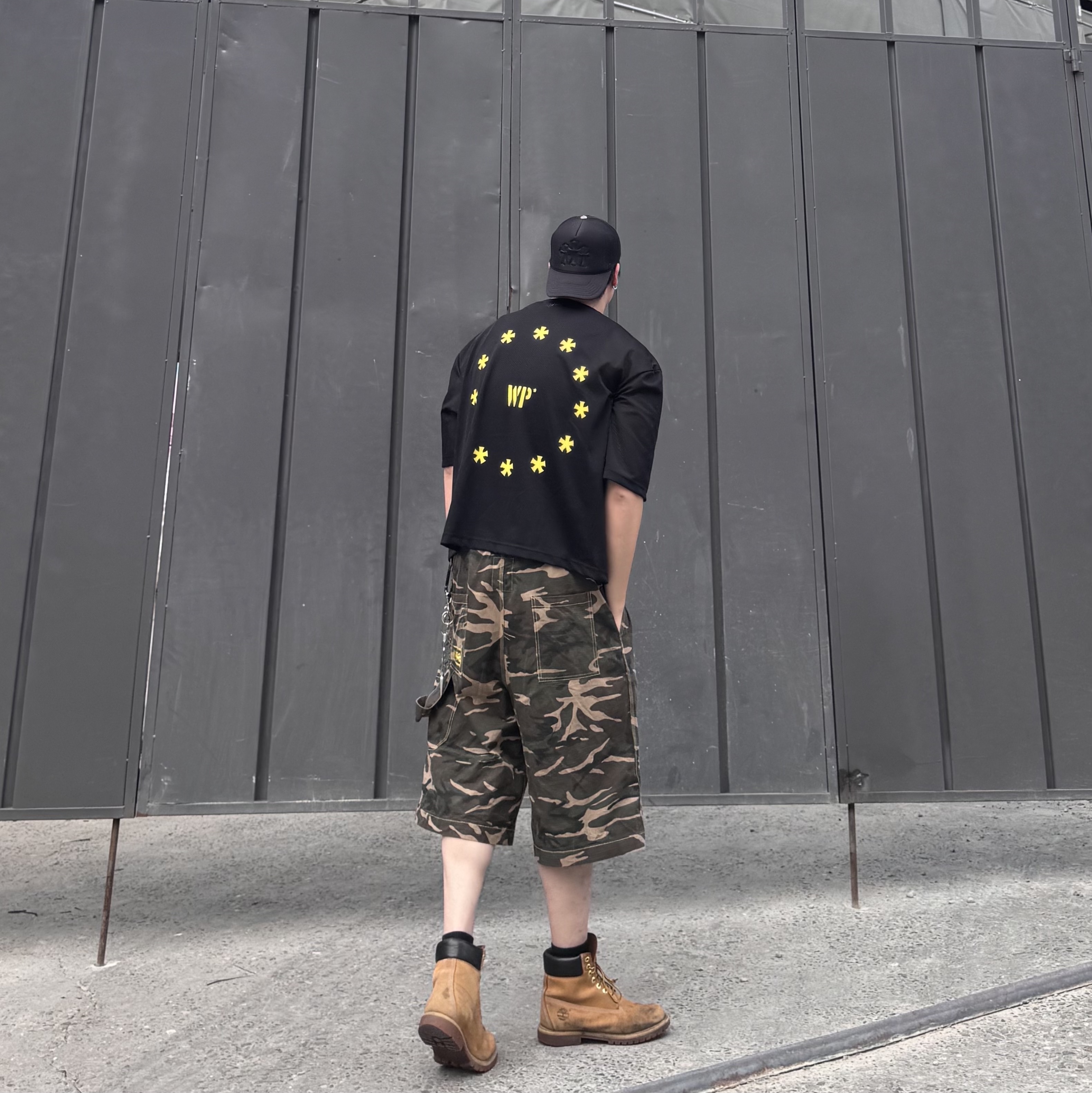 Wapworks Easy 3T Work Bermuda Pants Camo, Chrome Hearts Cemetery Trucker Hat Black 착용 스타일 - 1