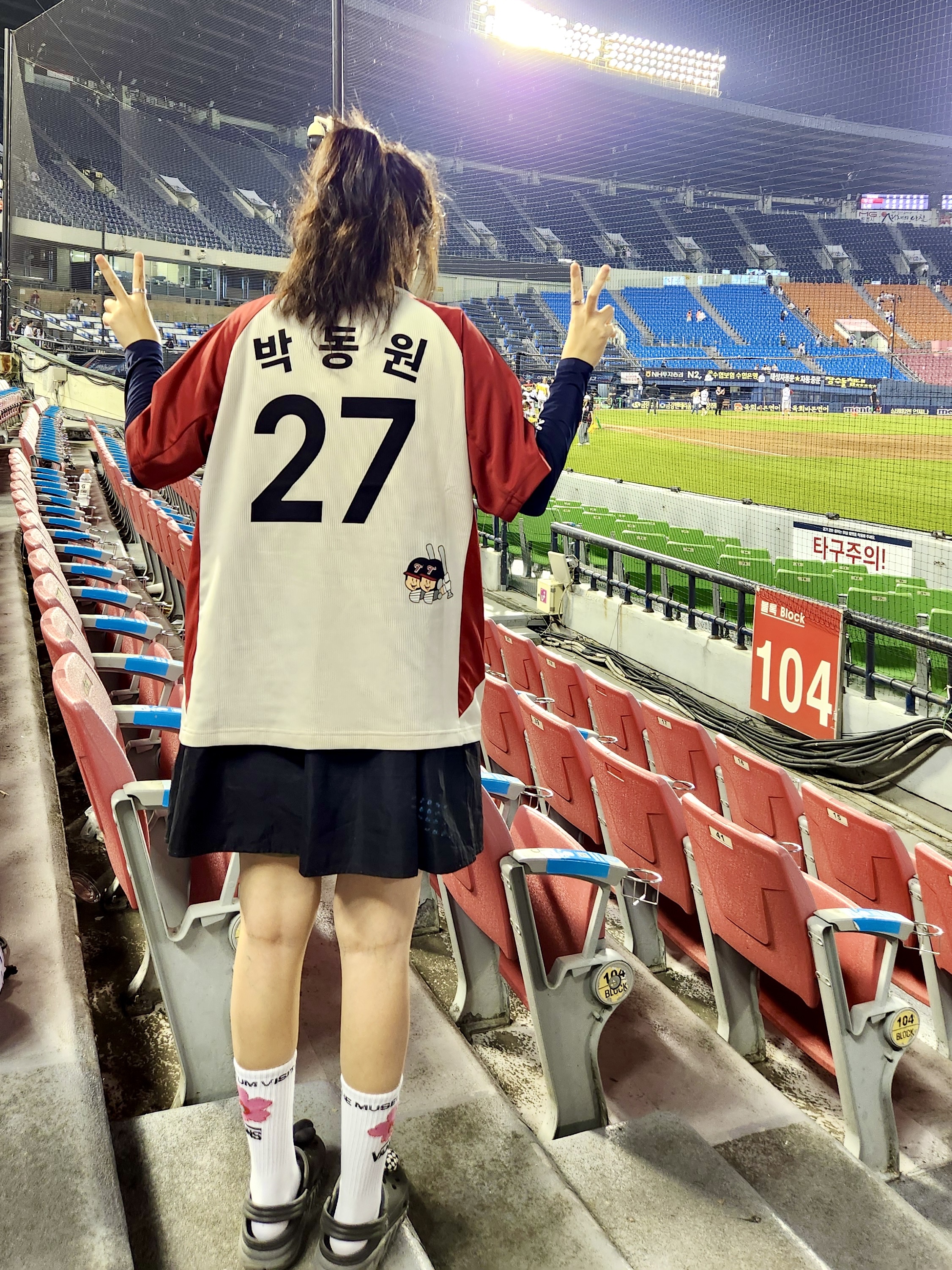 BDNS x LG TWINS Seoul S/S Jersey Red (Non Marking Ver.), Crocs Classic Clog Black 착용 스타일 - 1